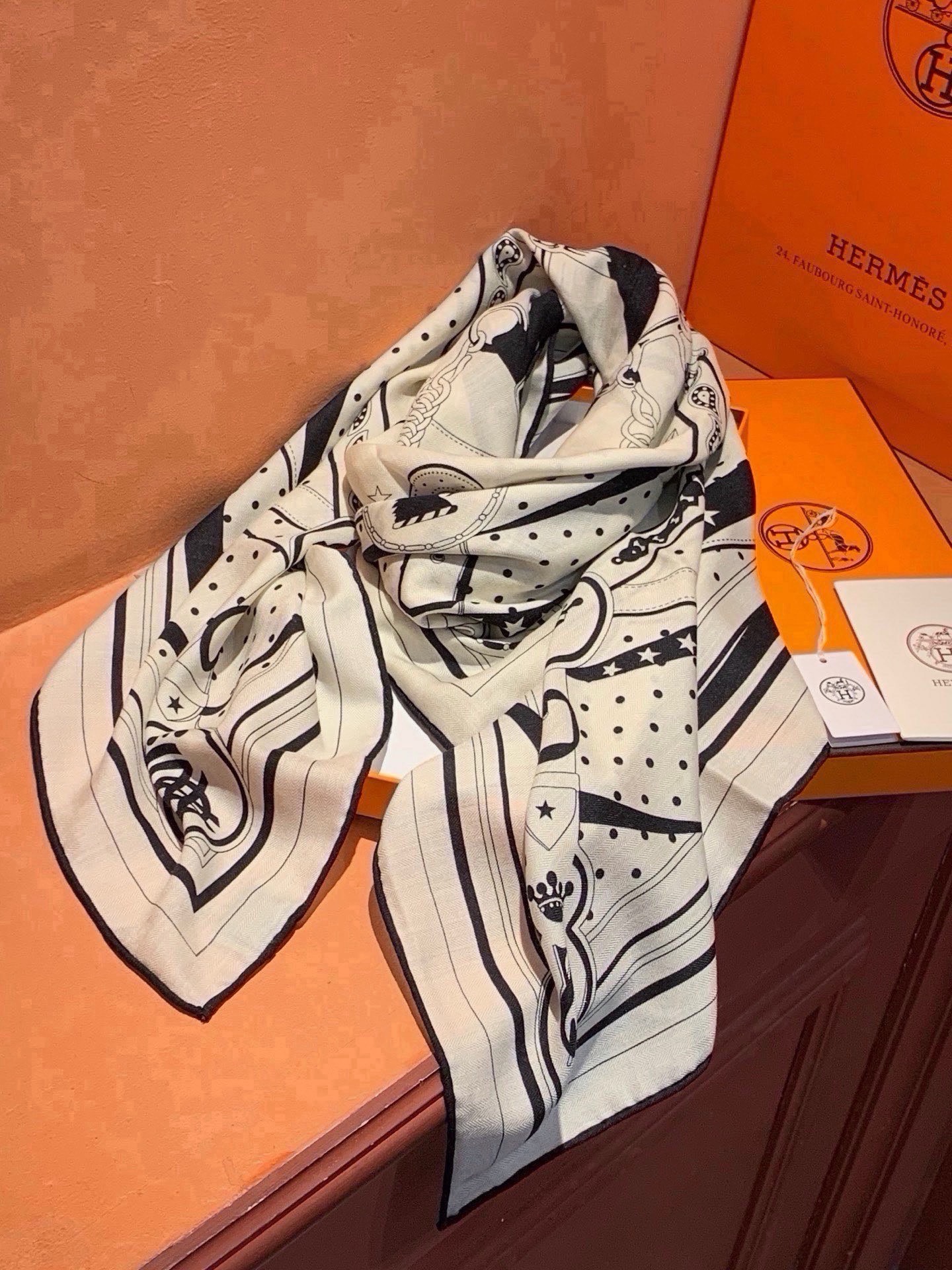 🆕  “清晨漫步Bandana”140厘米双面同色丝绒披肩 手工卷边山羊绒和真丝混纺披肩（70%山羊绒，30%桑蚕丝）。