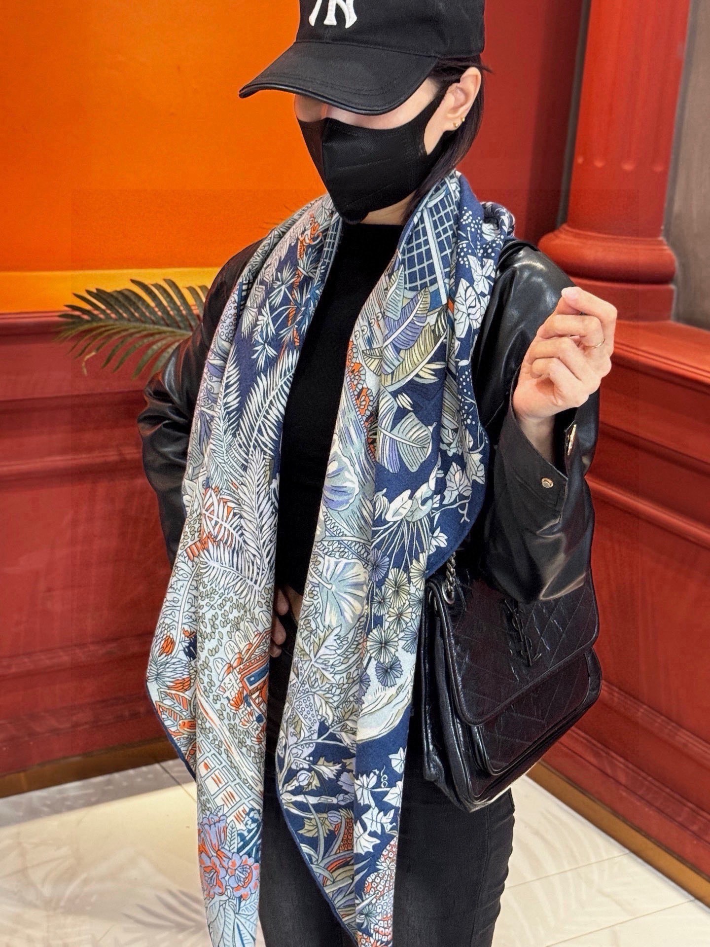 🆕  💟抢先 上新💞【双面同色丝绒方巾】手工卷边山羊绒和真丝混纺披肩（70%山羊绒，30%桑蚕丝） 这款披肩采用经典山羊