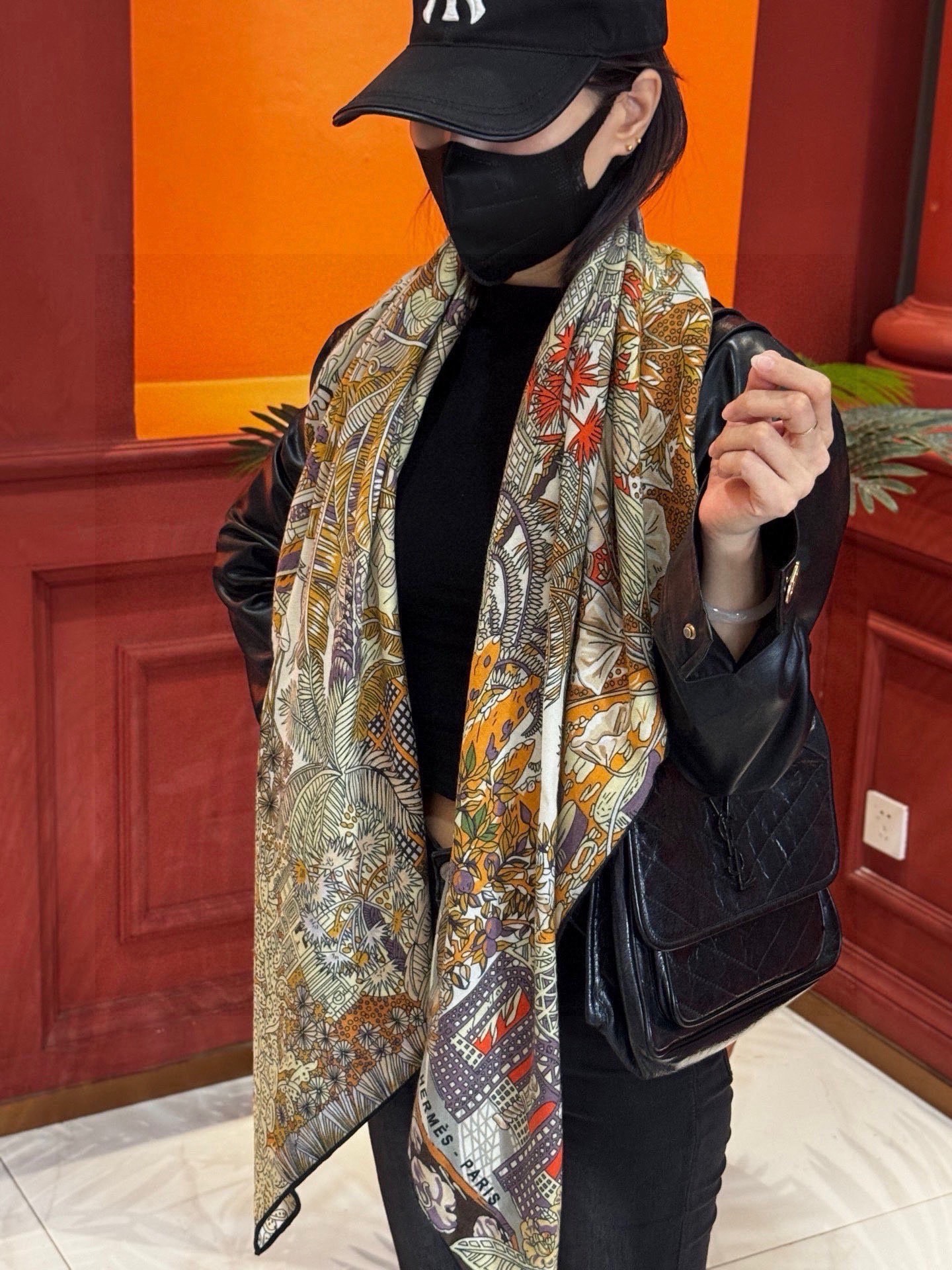 🆕  💟抢先 上新💞【双面同色丝绒方巾】手工卷边山羊绒和真丝混纺披肩（70%山羊绒，30%桑蚕丝） 这款披肩采用经典山羊