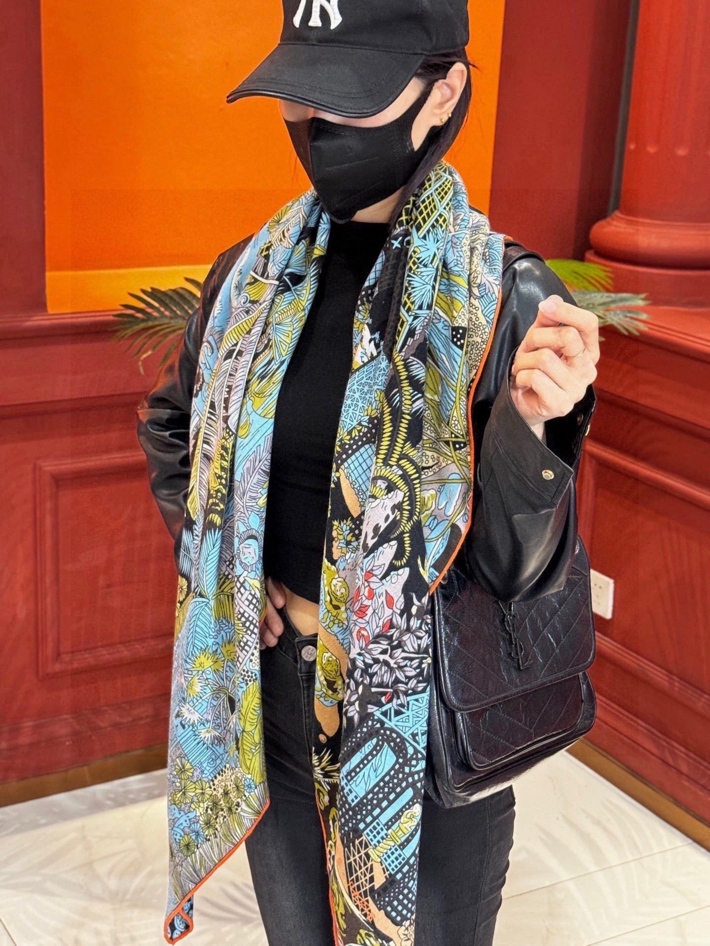 🆕  💟抢先 上新💞【双面同色丝绒方巾】手工卷边山羊绒和真丝混纺披肩（70%山羊绒，30%桑蚕丝） 这款披肩采用经典山羊