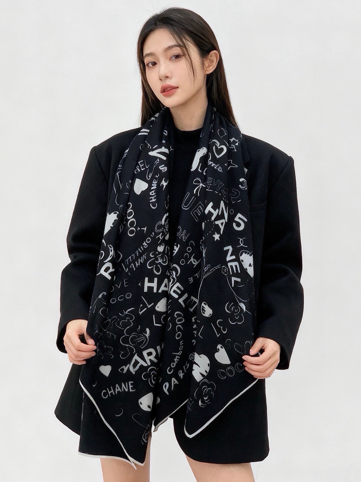 🆕   高级成衣系列～Chanel  【140双面同色丝绒披肩】 此系列谱写一曲自由轻灵的赞歌 本系列作品创新演绎品牌的