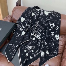 🆕 高级成衣系列~Chanel 【140双面同色丝绒披肩】 此系列谱写一曲自由轻灵的赞歌 本系列作品创新演绎品牌的 🆕 高级成衣系列~Chanel 【140双面同色丝绒披肩】 此系列谱写一曲自由轻灵的赞歌 本系列作品创新演绎品牌的