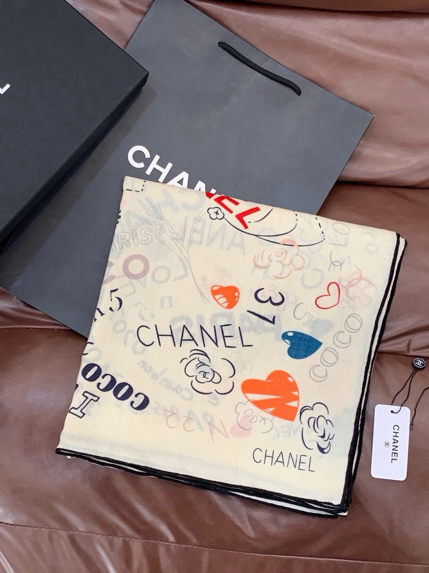 🆕   高级成衣系列～Chanel  【140双面同色丝绒披肩】 此系列谱写一曲自由轻灵的赞歌 本系列作品创新演绎品牌的