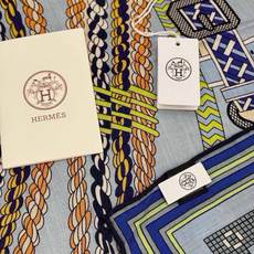 🆕 “编织鞍带”140方巾~Hermes 手工卷边丝绒方巾(30%桑蚕丝70%羊绒) 这款爱马仕的经典单品展现强大而 🆕 “编织鞍带”140方巾~Hermes 手工卷边丝绒方巾(30%桑蚕丝70%羊绒) 这款爱马仕的经典单品展现强大而