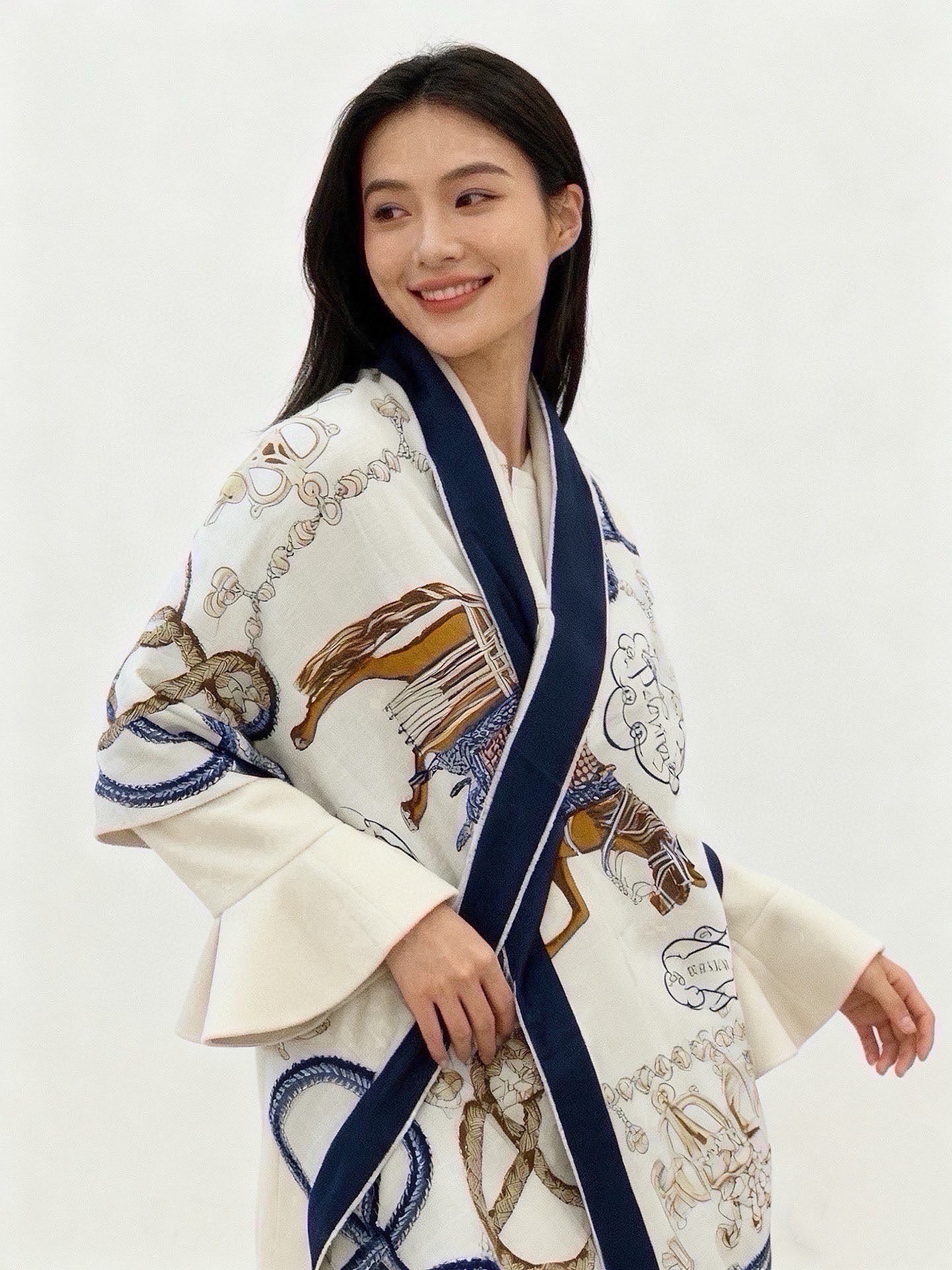🆕   💟上新💞【双面同色丝绒方巾】手工卷边山羊绒和真丝混纺披肩（70%山羊绒，30%桑蚕丝） 这款披肩采用经典山羊绒和