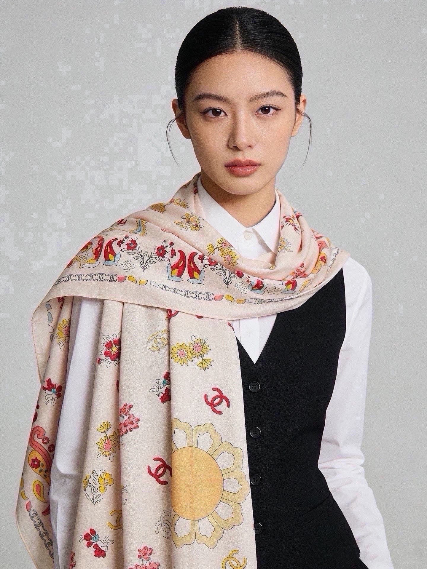 🆕   高级成衣系列～Chanel  【140双面同色丝绒披肩】 此系列谱写一曲自由轻灵的赞歌 本系列作品创新演绎品牌的