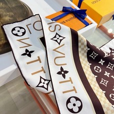 🆕 MONOGRAM SILHOUETTE 90双面丝巾 Monogram Silhouette 方巾为华美桑蚕丝融 🆕 MONOGRAM SILHOUETTE 90双面丝巾 Monogram Silhouette 方巾为华美桑蚕丝融