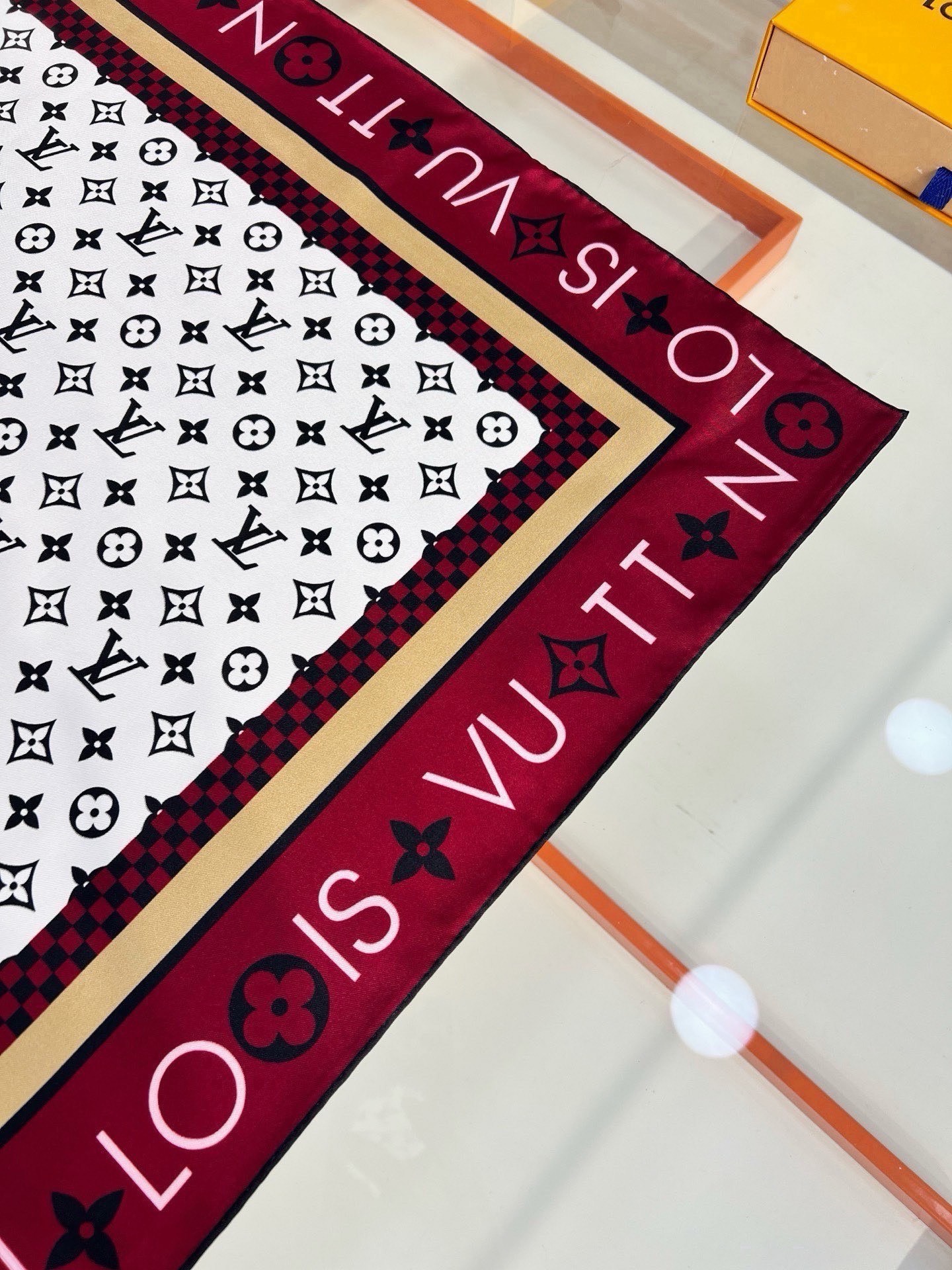 🆕   MONOGRAM SILHOUETTE 90双面丝巾 Monogram Silhouette 方巾为华美桑蚕丝融
