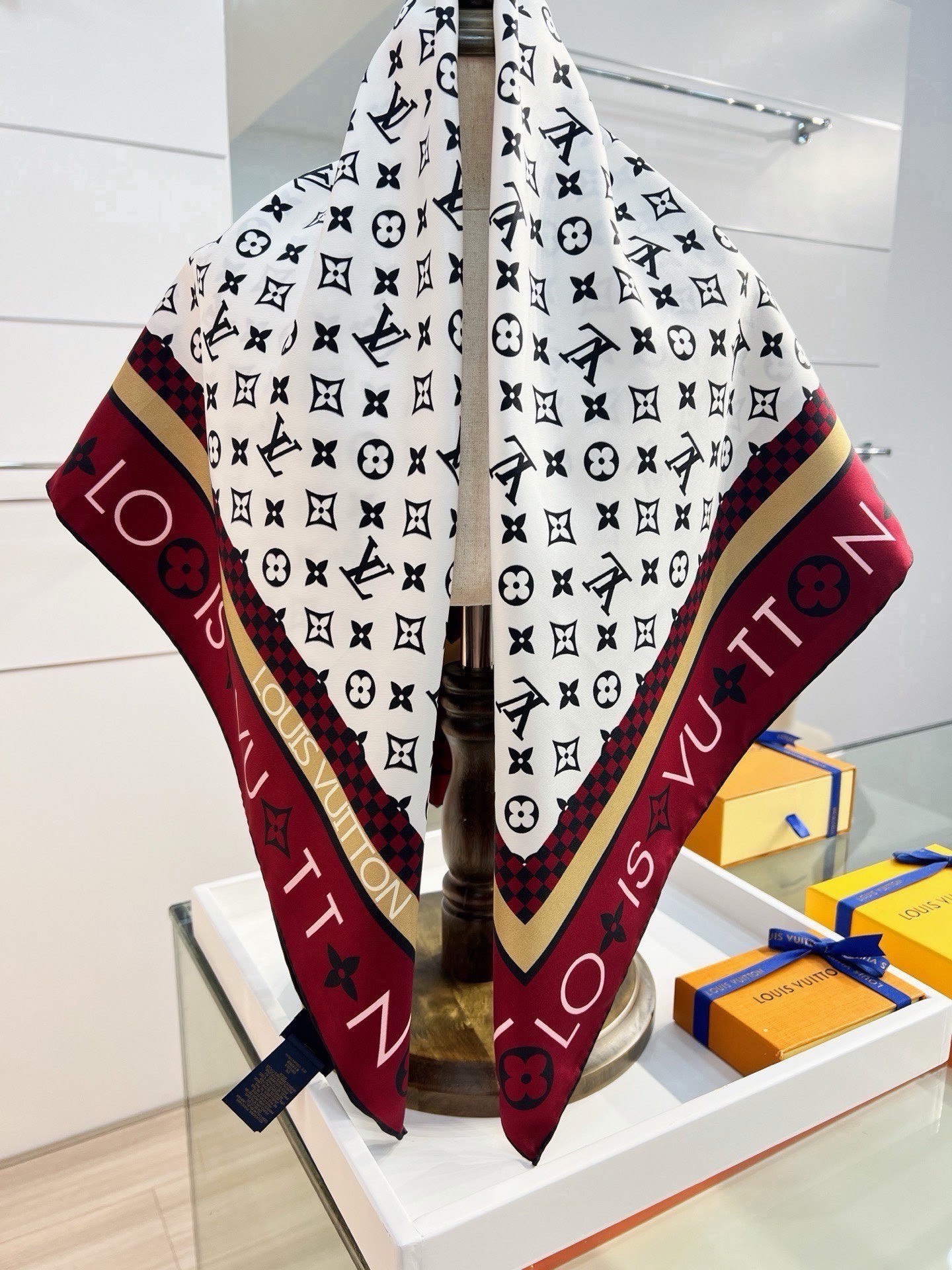 🆕   MONOGRAM SILHOUETTE 90双面丝巾 Monogram Silhouette 方巾为华美桑蚕丝融