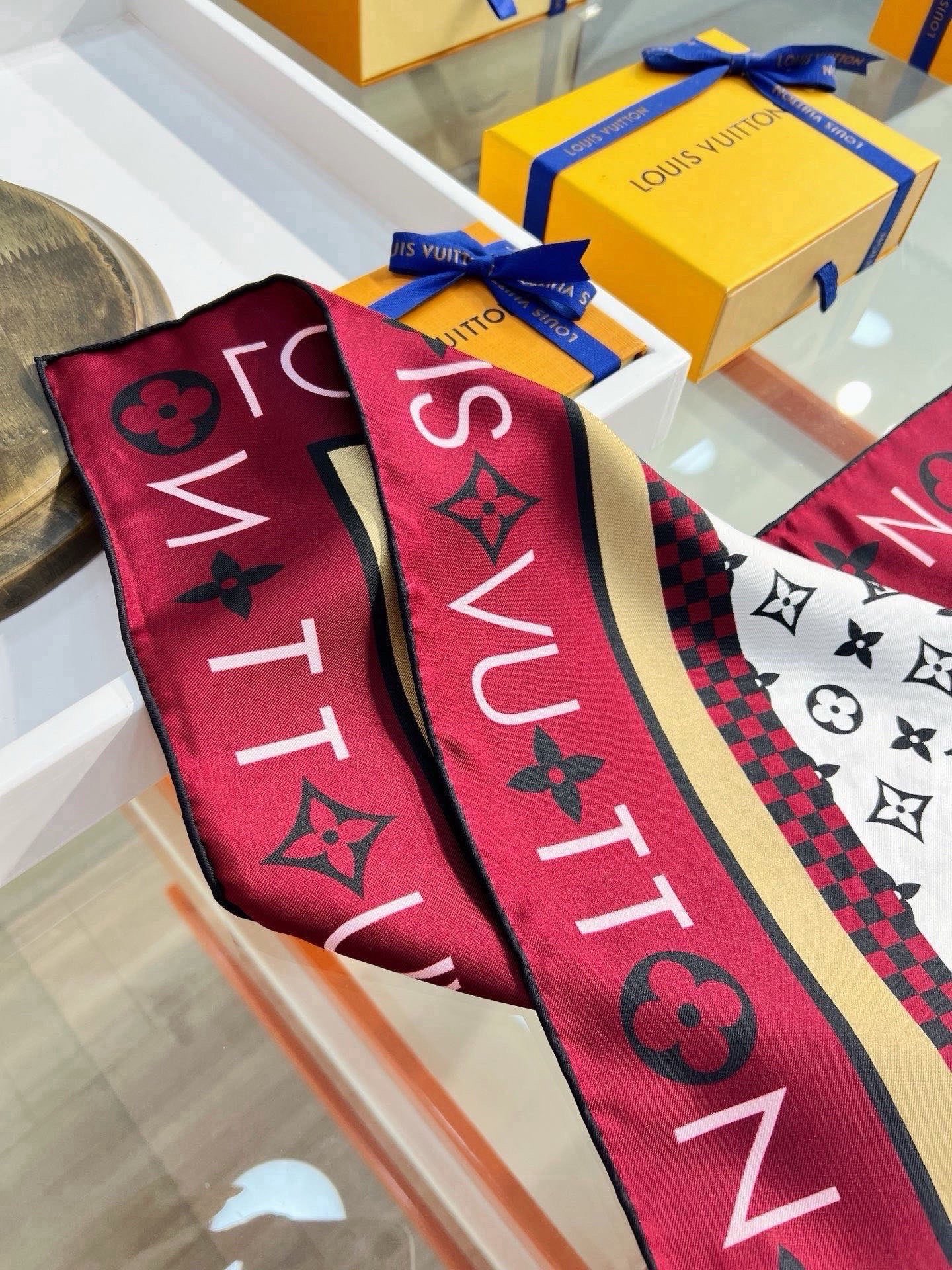 🆕   MONOGRAM SILHOUETTE 90双面丝巾 Monogram Silhouette 方巾为华美桑蚕丝融