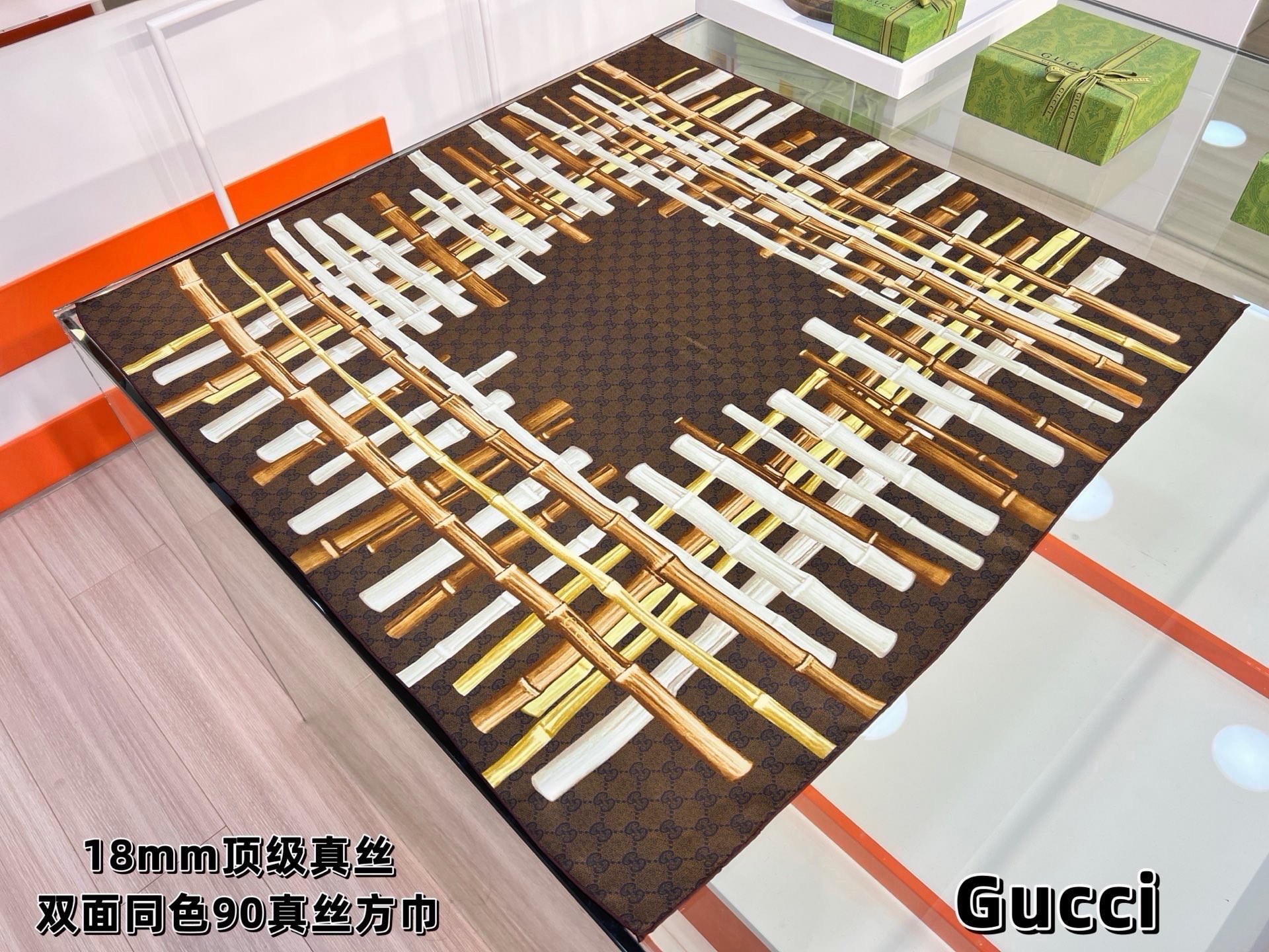 🆕   印花桑蚕丝斜纹方巾_Gucci 2026早春系列女士桑蚕丝配饰以新颖印花焕新演绎品牌典藏图案。这款方巾以斜纹桑蚕