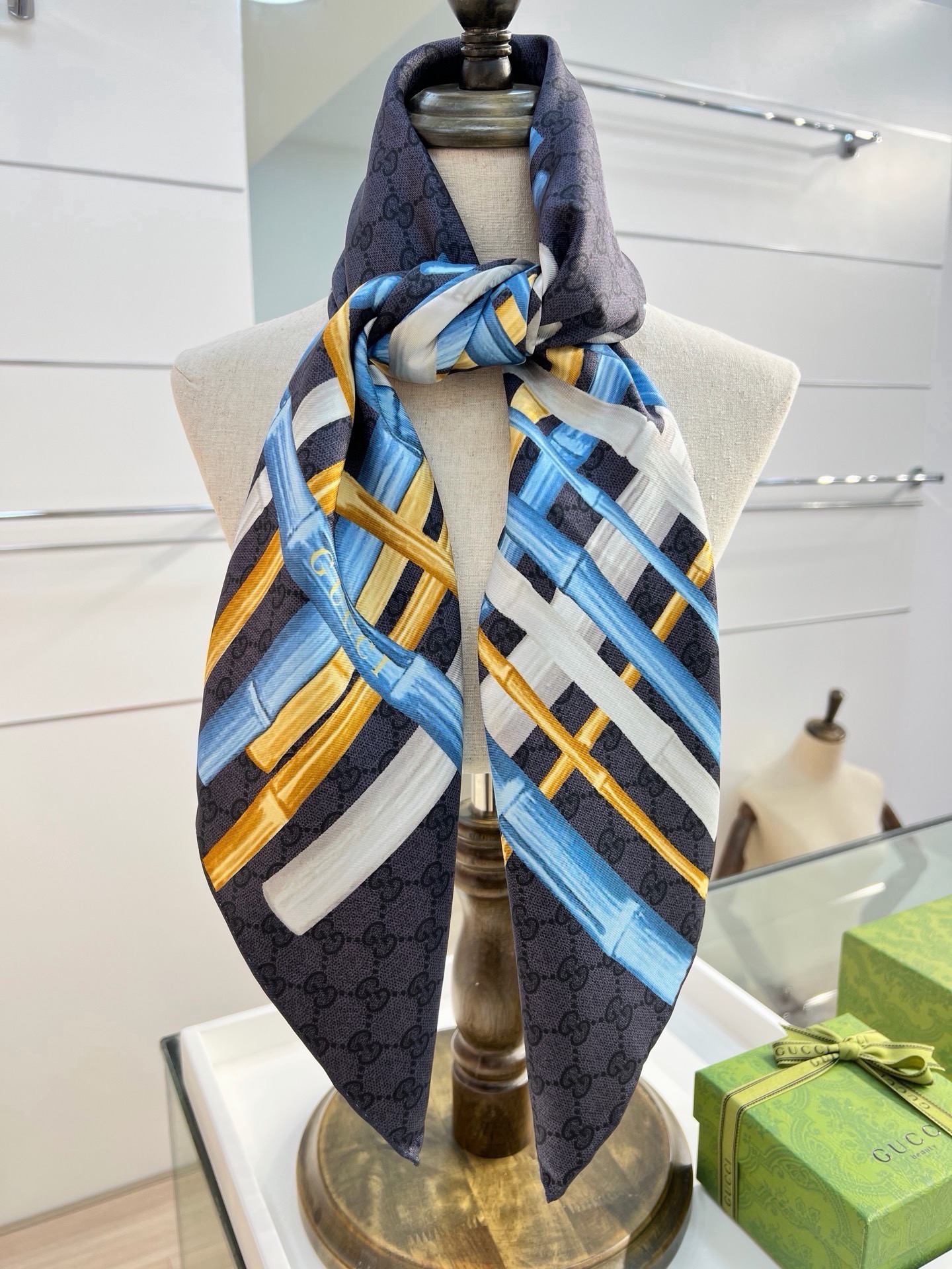 🆕   印花桑蚕丝斜纹方巾_Gucci 2026早春系列女士桑蚕丝配饰以新颖印花焕新演绎品牌典藏图案。这款方巾以斜纹桑蚕
