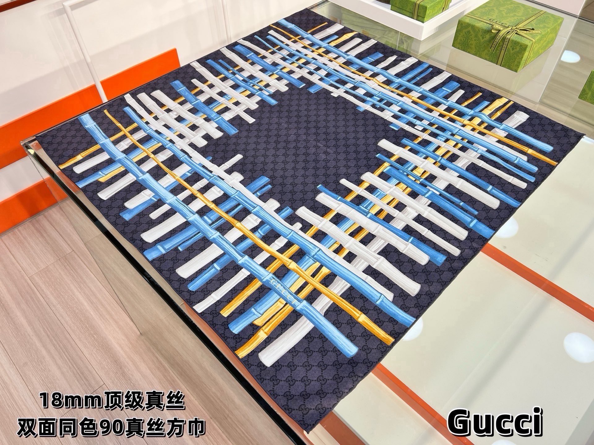 🆕   印花桑蚕丝斜纹方巾_Gucci 2026早春系列女士桑蚕丝配饰以新颖印花焕新演绎品牌典藏图案。这款方巾以斜纹桑蚕