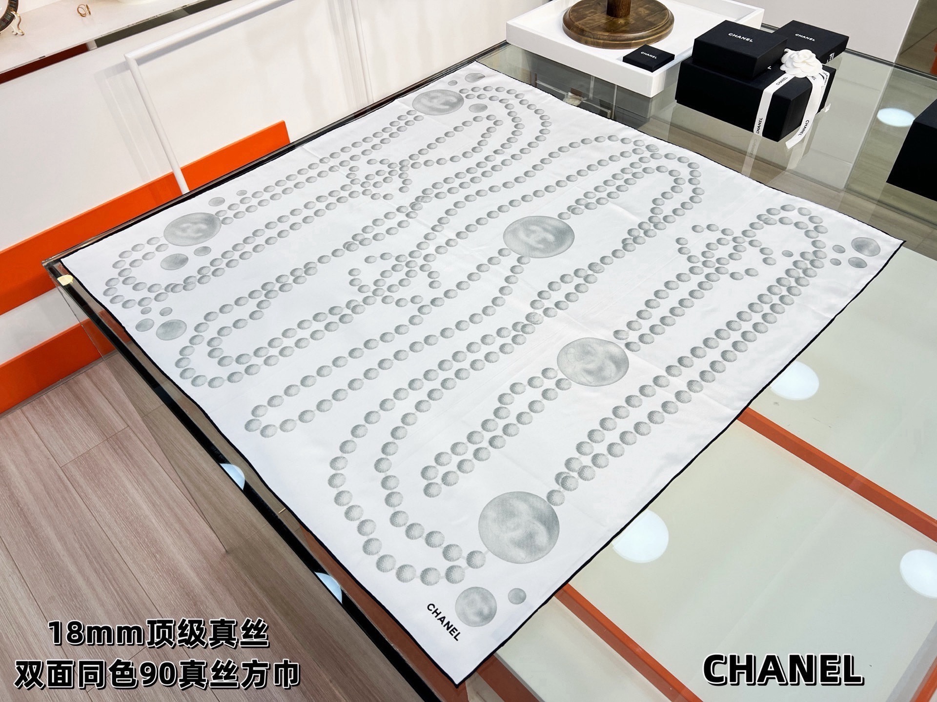 🆕  Chanel 90丝巾 新品 18mm顶级真丝双面同色印花 完美珍珠与双C的组合设计 永远是香家最不可错过的时尚单