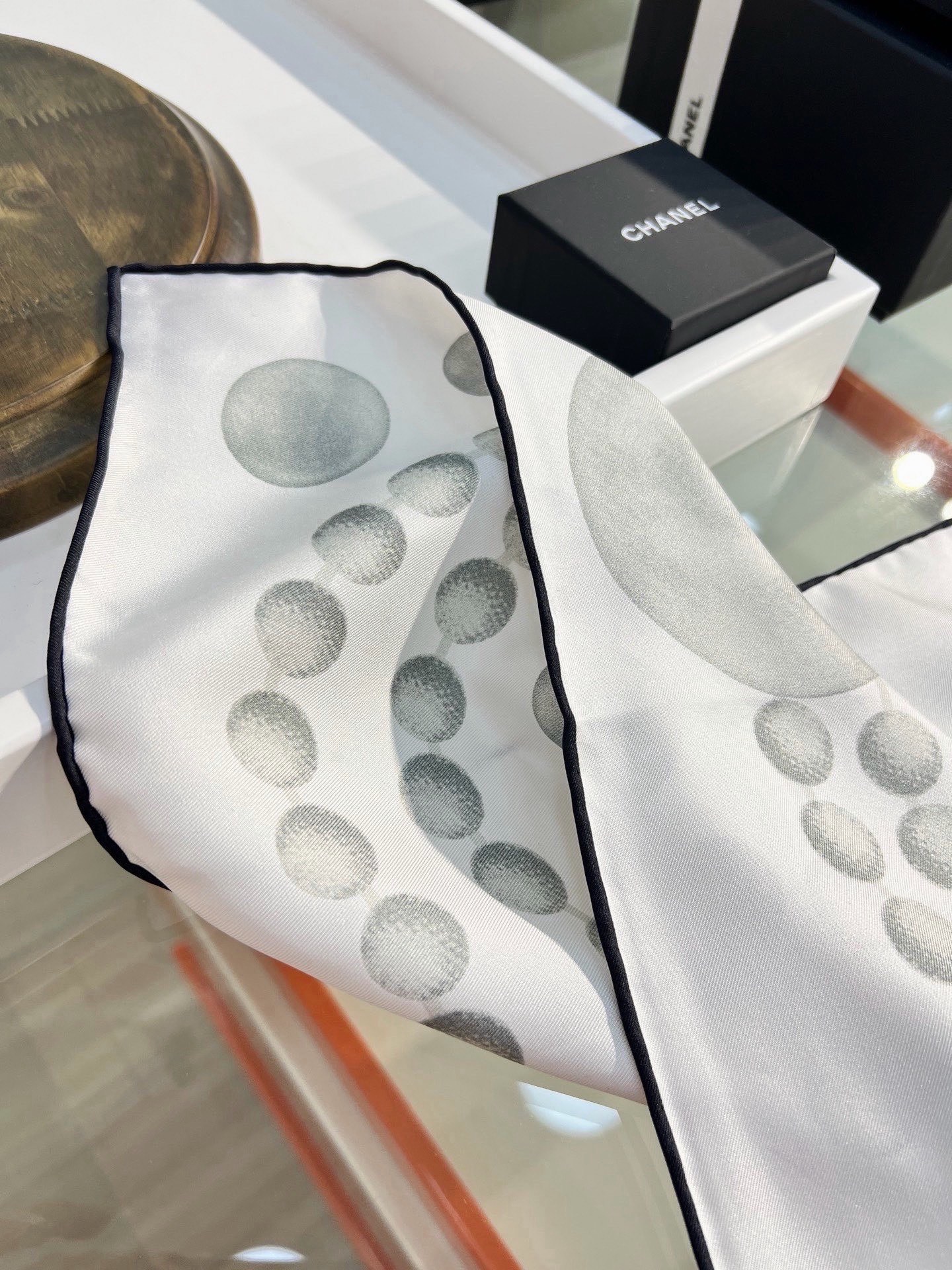 🆕  Chanel 90丝巾 新品 18mm顶级真丝双面同色印花 完美珍珠与双C的组合设计 永远是香家最不可错过的时尚单