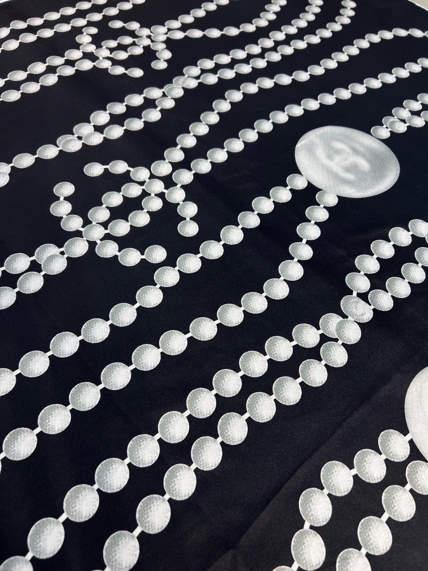 🆕  Chanel 90丝巾 新品 18mm顶级真丝双面同色印花 完美珍珠与双C的组合设计 永远是香家最不可错过的时尚单