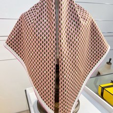 🆕 FENDI围巾 FENDI Dots桑蚕丝围巾 粉红色桑蚕丝方形围巾。饰有FENDI Dots图案,由与对角条纹 🆕 FENDI围巾 FENDI Dots桑蚕丝围巾 粉红色桑蚕丝方形围巾。饰有FENDI Dots图案,由与对角条纹