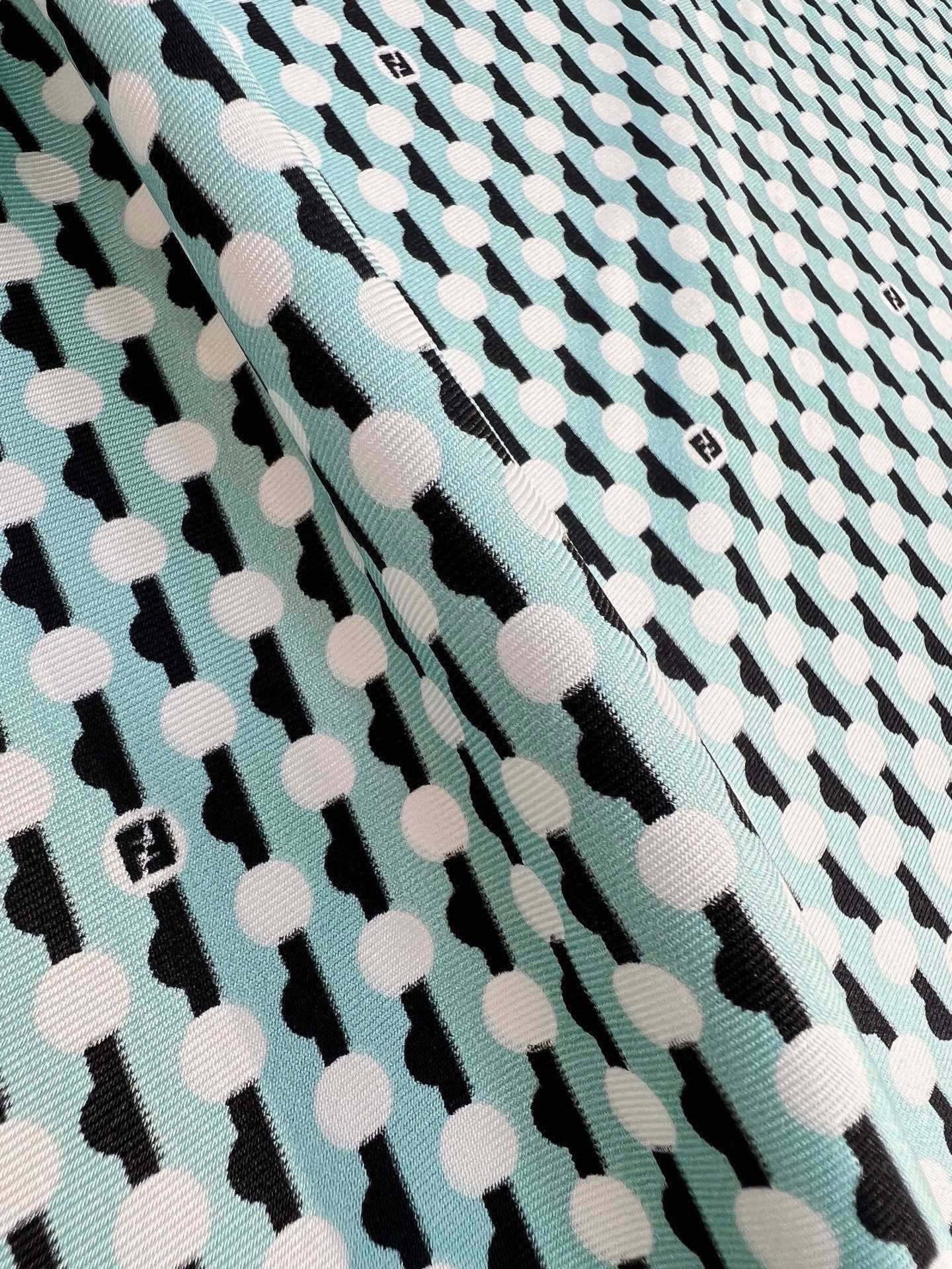 🆕   FENDI围巾 FENDI Dots桑蚕丝围巾 粉红色桑蚕丝方形围巾。饰有FENDI Dots图案，由与对角条纹