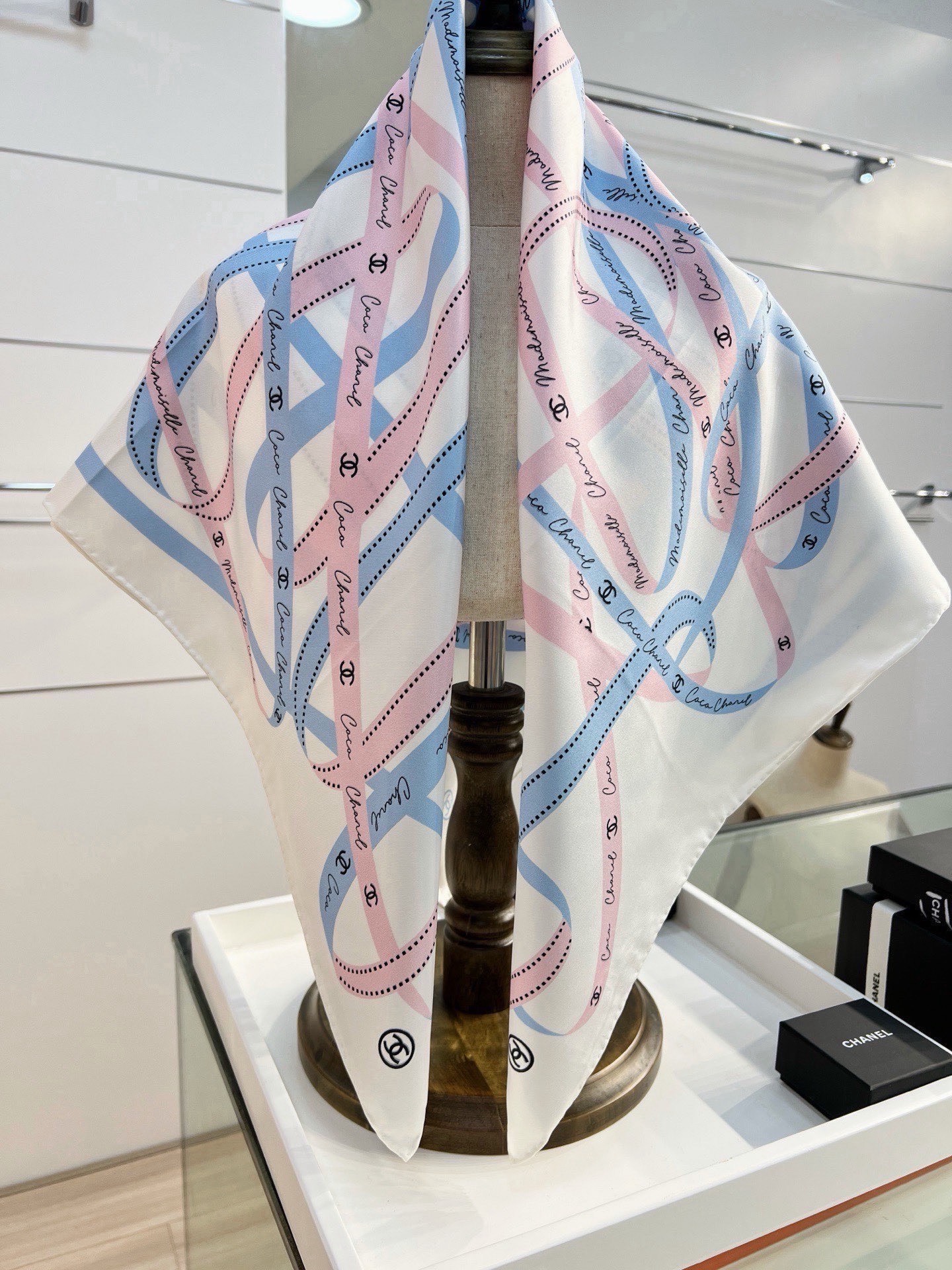🆕   Chanel 26c~ 【18mm顶级双面真丝印花丝巾】 设计元素主要丝带、品牌logo 非常经典的设计、不挑人