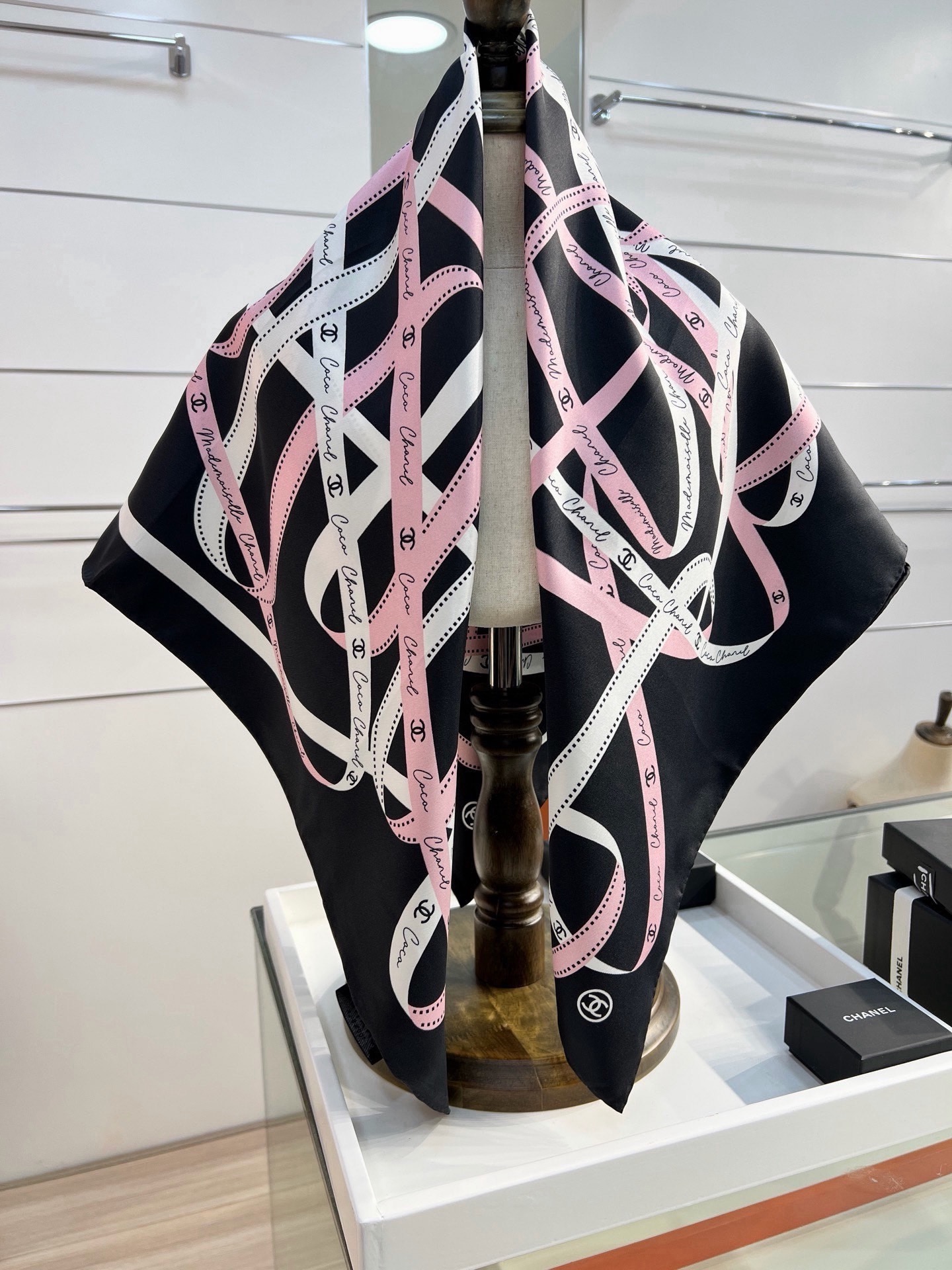 🆕   Chanel 26c~ 【18mm顶级双面真丝印花丝巾】 设计元素主要丝带、品牌logo 非常经典的设计、不挑人