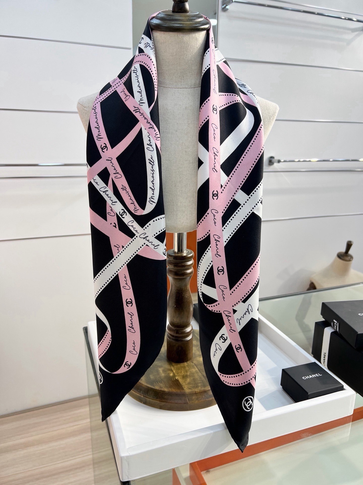 🆕   Chanel 26c~ 【18mm顶级双面真丝印花丝巾】 设计元素主要丝带、品牌logo 非常经典的设计、不挑人