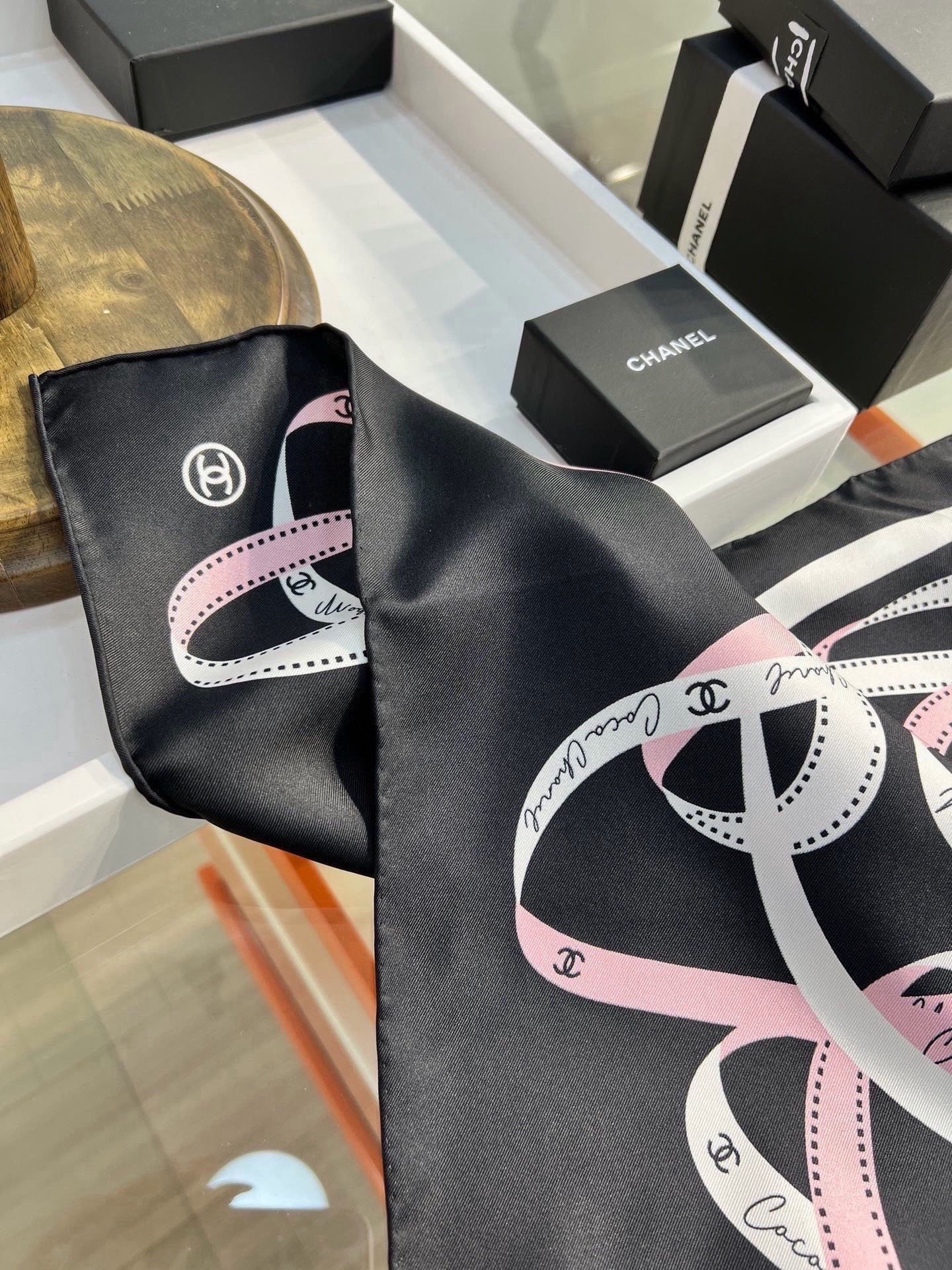 🆕   Chanel 26c~ 【18mm顶级双面真丝印花丝巾】 设计元素主要丝带、品牌logo 非常经典的设计、不挑人