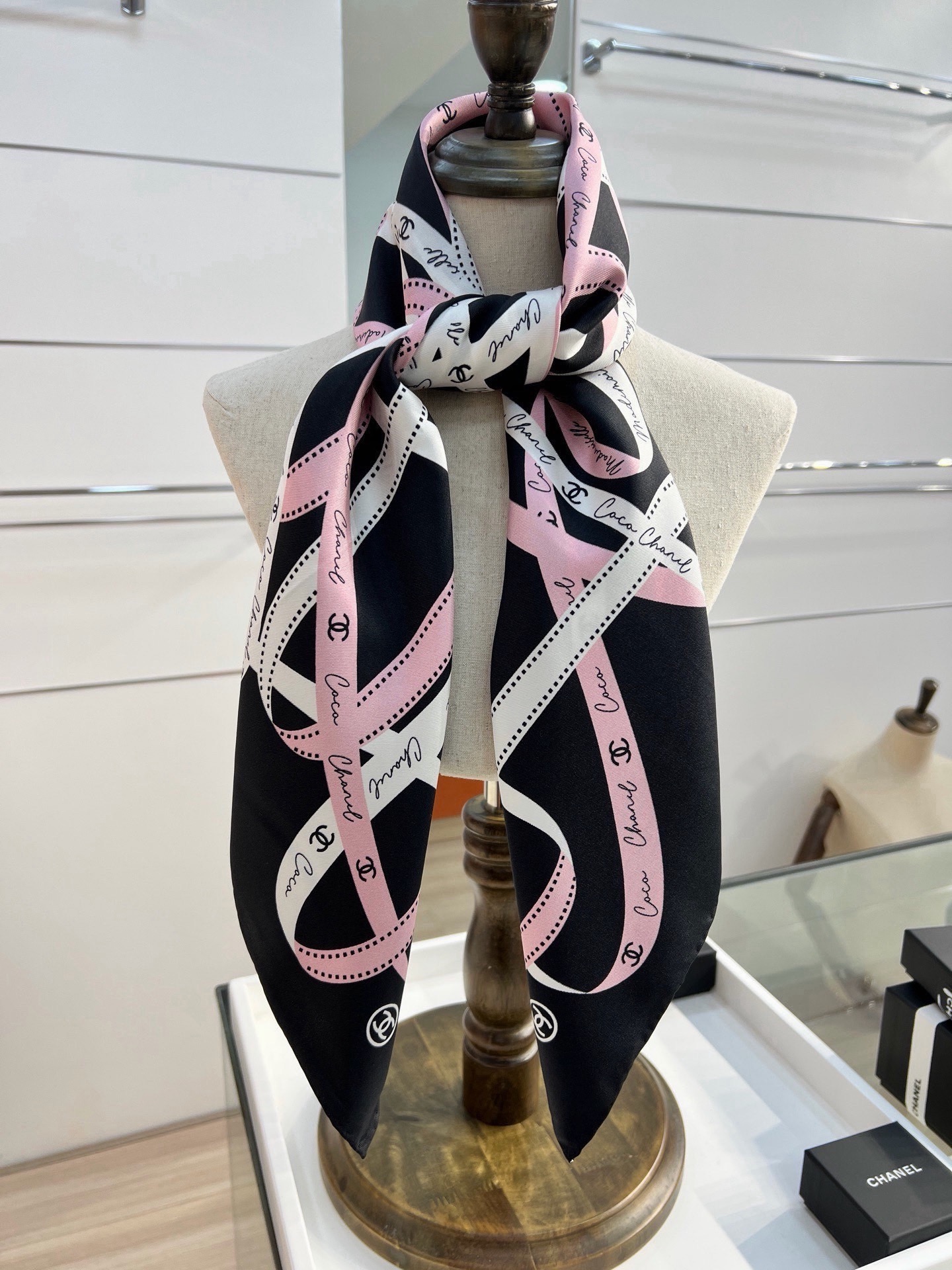 🆕   Chanel 26c~ 【18mm顶级双面真丝印花丝巾】 设计元素主要丝带、品牌logo 非常经典的设计、不挑人
