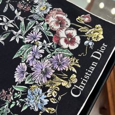 🆕 Dior 90双面18mm真丝印花方巾 这款方巾以 Dior Star 图案呈现 Dior 的幸运星,通过该系列 🆕 Dior 90双面18mm真丝印花方巾 这款方巾以 Dior Star 图案呈现 Dior 的幸运星,通过该系列