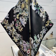 🆕 Dior 90双面18mm真丝印花方巾 这款方巾以 Dior Star 图案呈现 Dior 的幸运星,通过该系列 🆕 Dior 90双面18mm真丝印花方巾 这款方巾以 Dior Star 图案呈现 Dior 的幸运星,通过该系列