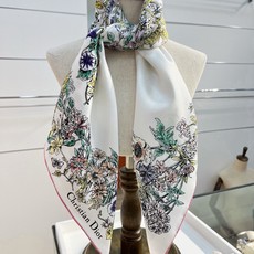 🆕 Dior 90双面18mm真丝印花方巾 这款方巾以 Dior Star 图案呈现 Dior 的幸运星,通过该系列 🆕 Dior 90双面18mm真丝印花方巾 这款方巾以 Dior Star 图案呈现 Dior 的幸运星,通过该系列