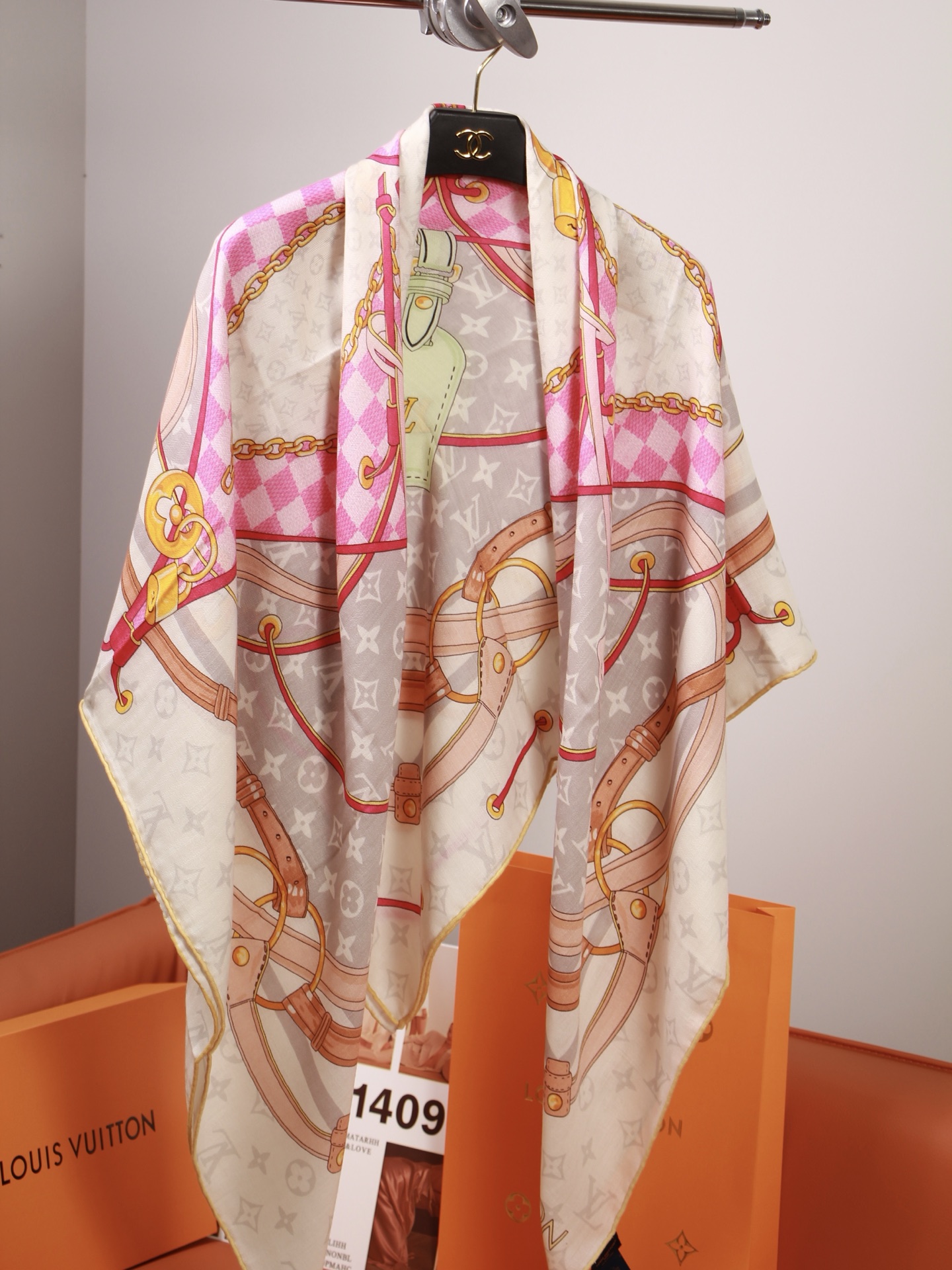 🆕 LV x TM 140披肩 【140顶级丝绒双面同色披肩】 本款L Multicolor披肩出自路易威登与知名日本 🆕 LV x TM 140披肩 【140顶级丝绒双面同色披肩】 本款L Multicolor披肩出自路易威登与知名日本