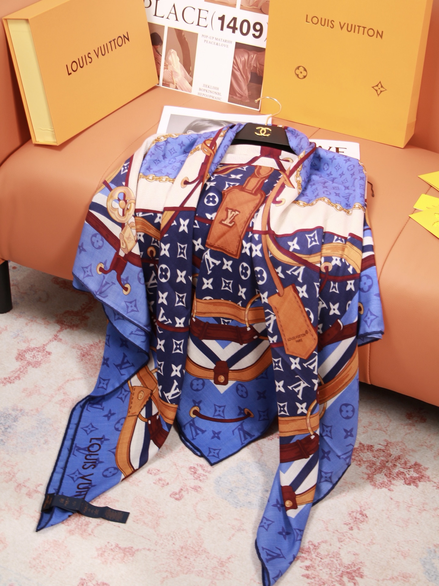 🆕 LV x TM 140披肩 【140顶级丝绒双面同色披肩】 本款L Multicolor披肩出自路易威登与知名日本 🆕 LV x TM 140披肩 【140顶级丝绒双面同色披肩】 本款L Multicolor披肩出自路易威登与知名日本