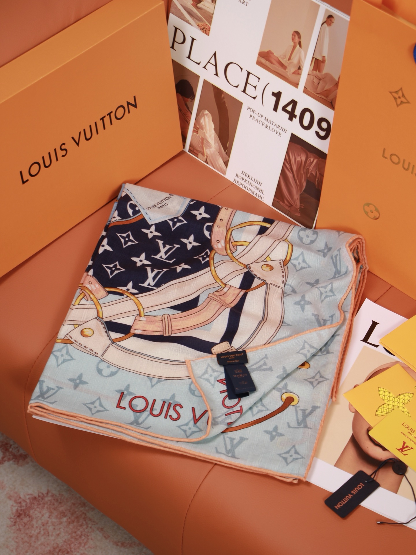 🆕 LV x TM 140披肩 【140顶级丝绒双面同色披肩】 本款L Multicolor披肩出自路易威登与知名日本 🆕 LV x TM 140披肩 【140顶级丝绒双面同色披肩】 本款L Multicolor披肩出自路易威登与知名日本