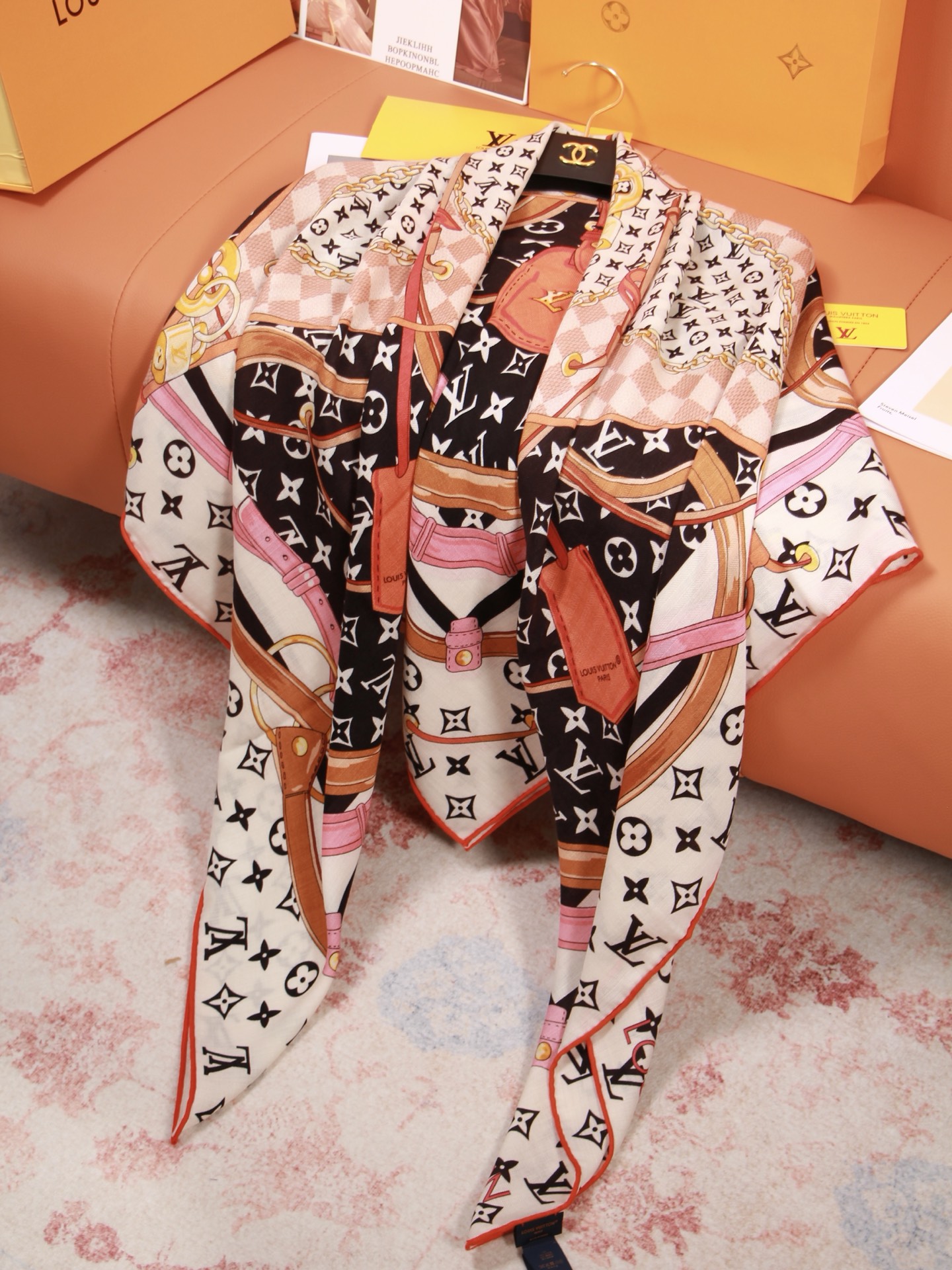 🆕 LV x TM 140披肩 【140顶级丝绒双面同色披肩】 本款L Multicolor披肩出自路易威登与知名日本 🆕 LV x TM 140披肩 【140顶级丝绒双面同色披肩】 本款L Multicolor披肩出自路易威登与知名日本