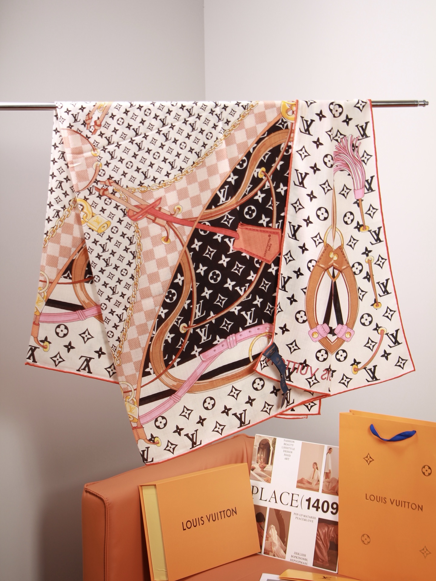 🆕 LV x TM 140披肩 【140顶级丝绒双面同色披肩】 本款L Multicolor披肩出自路易威登与知名日本 🆕 LV x TM 140披肩 【140顶级丝绒双面同色披肩】 本款L Multicolor披肩出自路易威登与知名日本