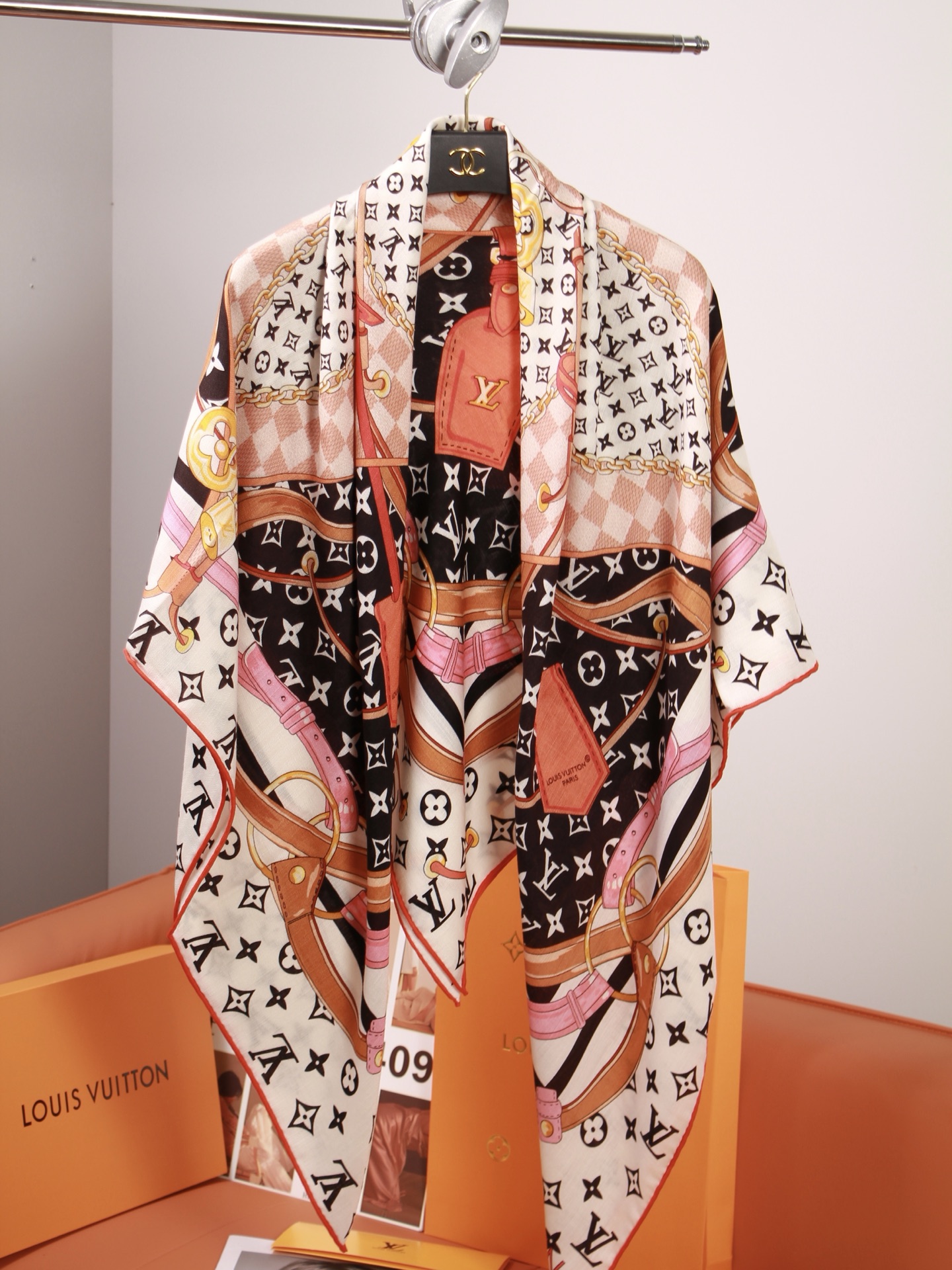 🆕 LV x TM 140披肩 【140顶级丝绒双面同色披肩】 本款L Multicolor披肩出自路易威登与知名日本 🆕 LV x TM 140披肩 【140顶级丝绒双面同色披肩】 本款L Multicolor披肩出自路易威登与知名日本