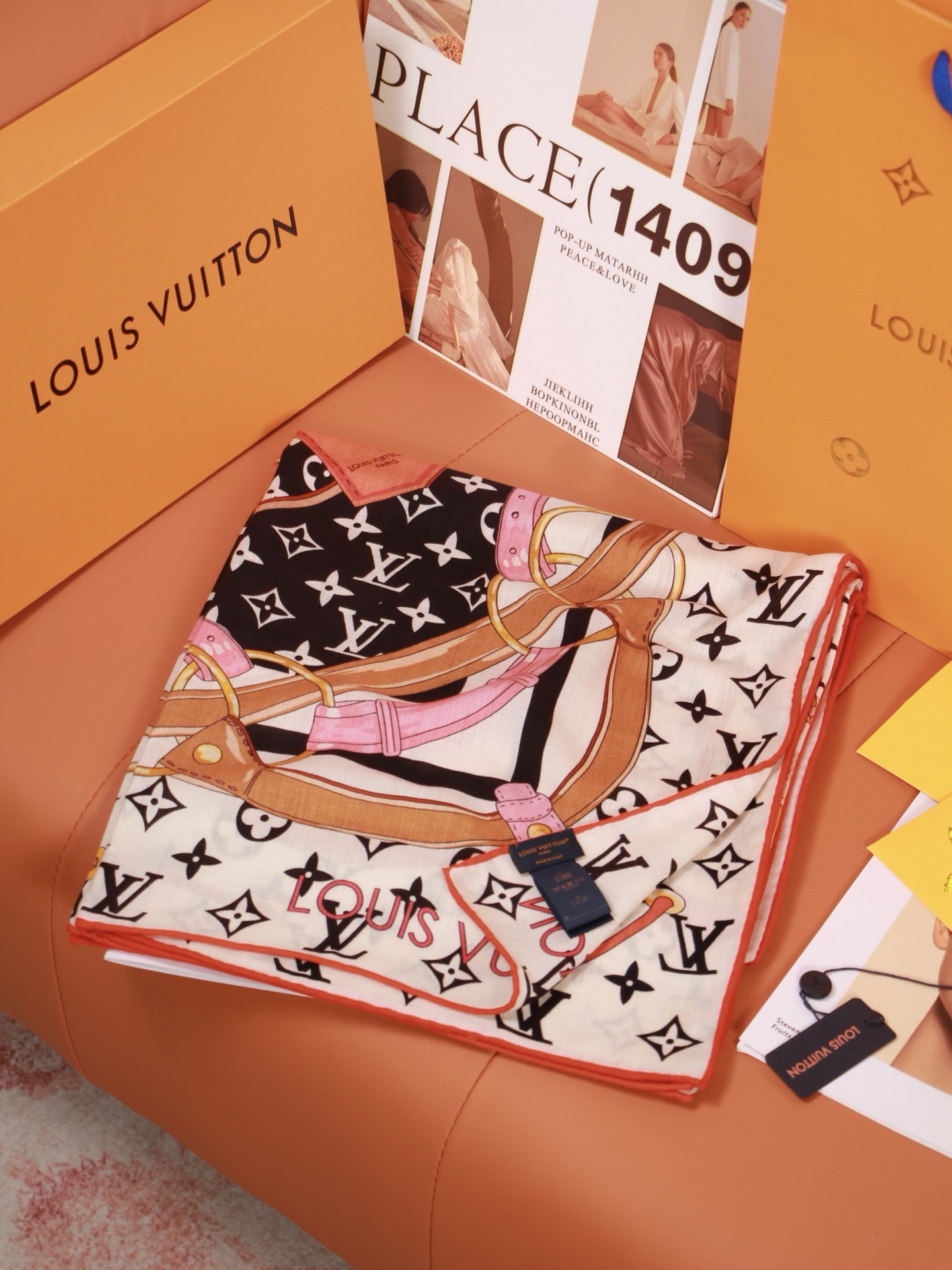🆕 LV x TM 140披肩 【140顶级丝绒双面同色披肩】 本款L Multicolor披肩出自路易威登与知名日本 🆕 LV x TM 140披肩 【140顶级丝绒双面同色披肩】 本款L Multicolor披肩出自路易威登与知名日本