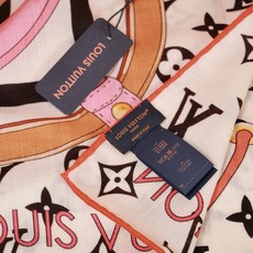🆕 LV x TM 140披肩 【140顶级丝绒双面同色披肩】 本款L Multicolor披肩出自路易威登与知名日本 🆕 LV x TM 140披肩 【140顶级丝绒双面同色披肩】 本款L Multicolor披肩出自路易威登与知名日本