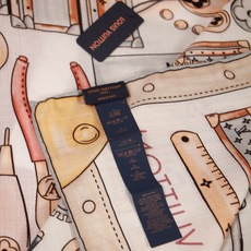 🆕 LV x TM 140披肩 【140顶级丝绒双面同色披肩】 本款L Multicolor披肩出自路易威登与知名日本 🆕 LV x TM 140披肩 【140顶级丝绒双面同色披肩】 本款L Multicolor披肩出自路易威登与知名日本