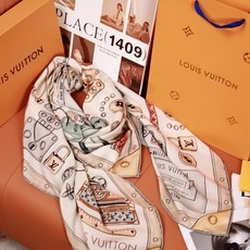 🆕 LV x TM 140披肩 【140顶级丝绒双面同色披肩】 本款L Multicolor披肩出自路易威登与知名日本 🆕 LV x TM 140披肩 【140顶级丝绒双面同色披肩】 本款L Multicolor披肩出自路易威登与知名日本