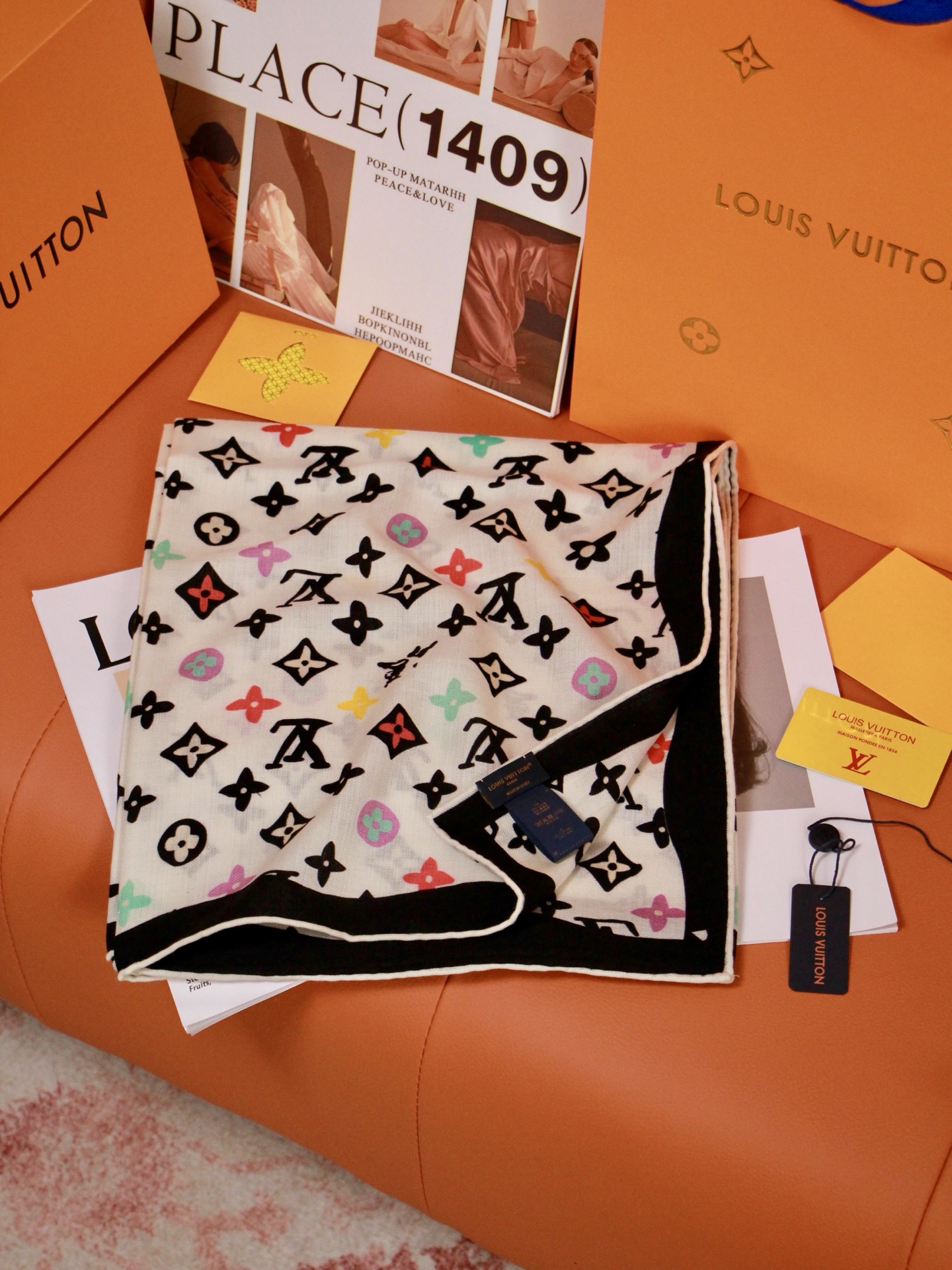 🆕 LV x TM 140披肩 【140顶级丝绒双面同色披肩】 本款L Multicolor披肩出自路易威登与知名日本 🆕 LV x TM 140披肩 【140顶级丝绒双面同色披肩】 本款L Multicolor披肩出自路易威登与知名日本