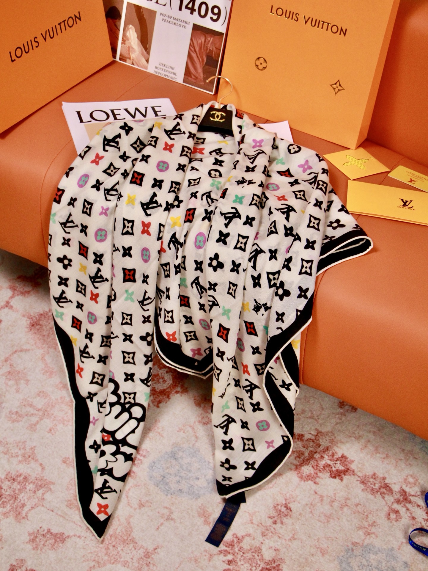 🆕 LV x TM 140披肩 【140顶级丝绒双面同色披肩】 本款L Multicolor披肩出自路易威登与知名日本 🆕 LV x TM 140披肩 【140顶级丝绒双面同色披肩】 本款L Multicolor披肩出自路易威登与知名日本