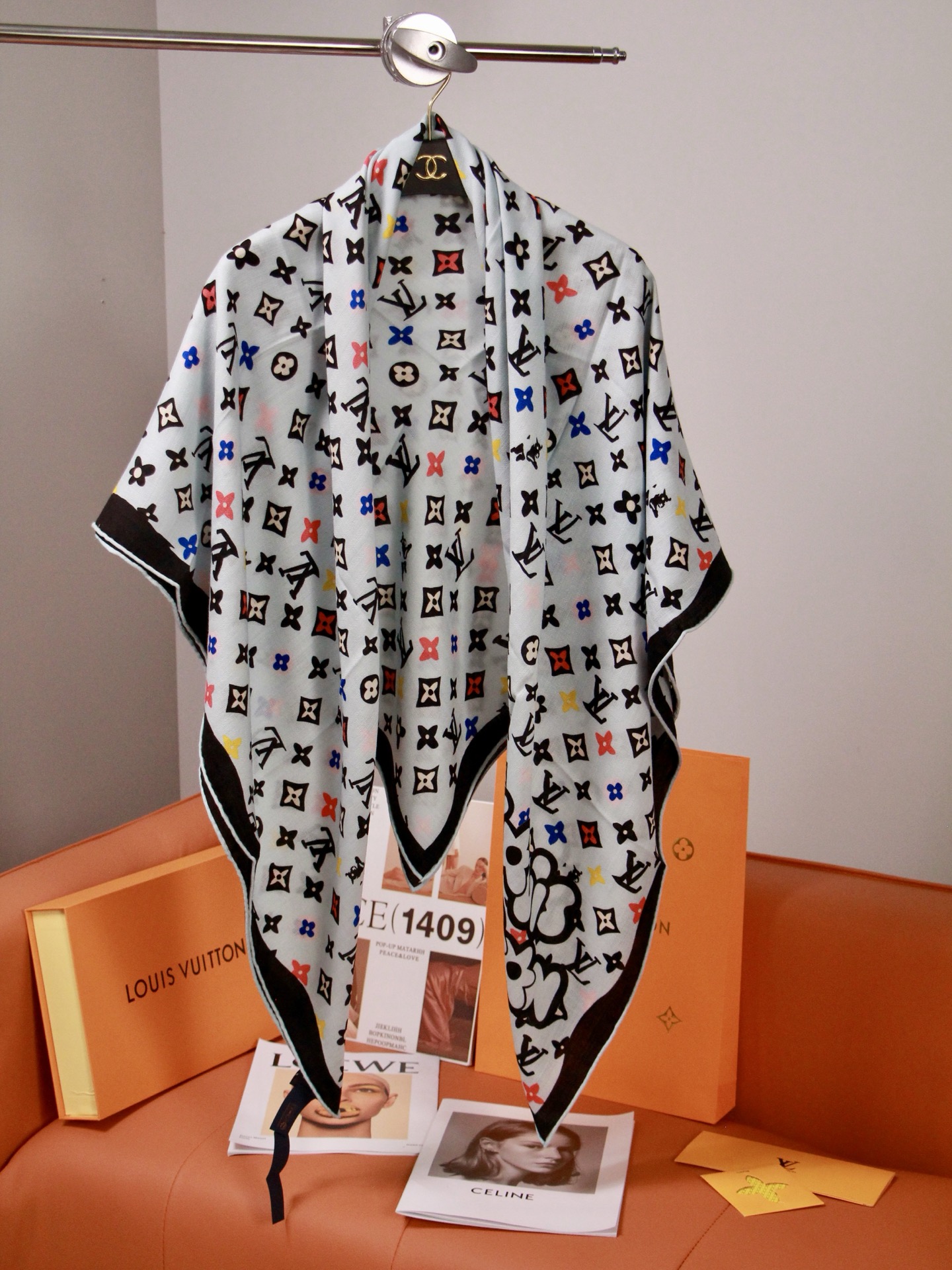 🆕 LV x TM 140披肩 【140顶级丝绒双面同色披肩】 本款L Multicolor披肩出自路易威登与知名日本 🆕 LV x TM 140披肩 【140顶级丝绒双面同色披肩】 本款L Multicolor披肩出自路易威登与知名日本