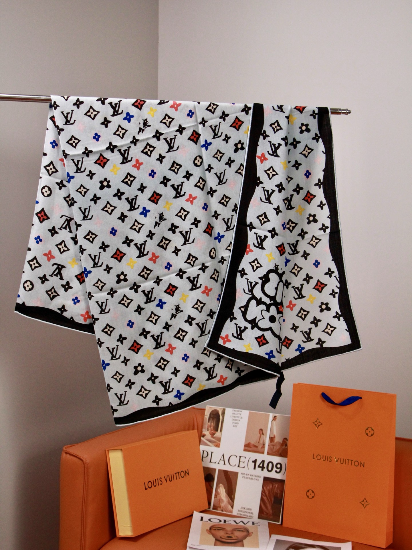 🆕 LV x TM 140披肩 【140顶级丝绒双面同色披肩】 本款L Multicolor披肩出自路易威登与知名日本 🆕 LV x TM 140披肩 【140顶级丝绒双面同色披肩】 本款L Multicolor披肩出自路易威登与知名日本