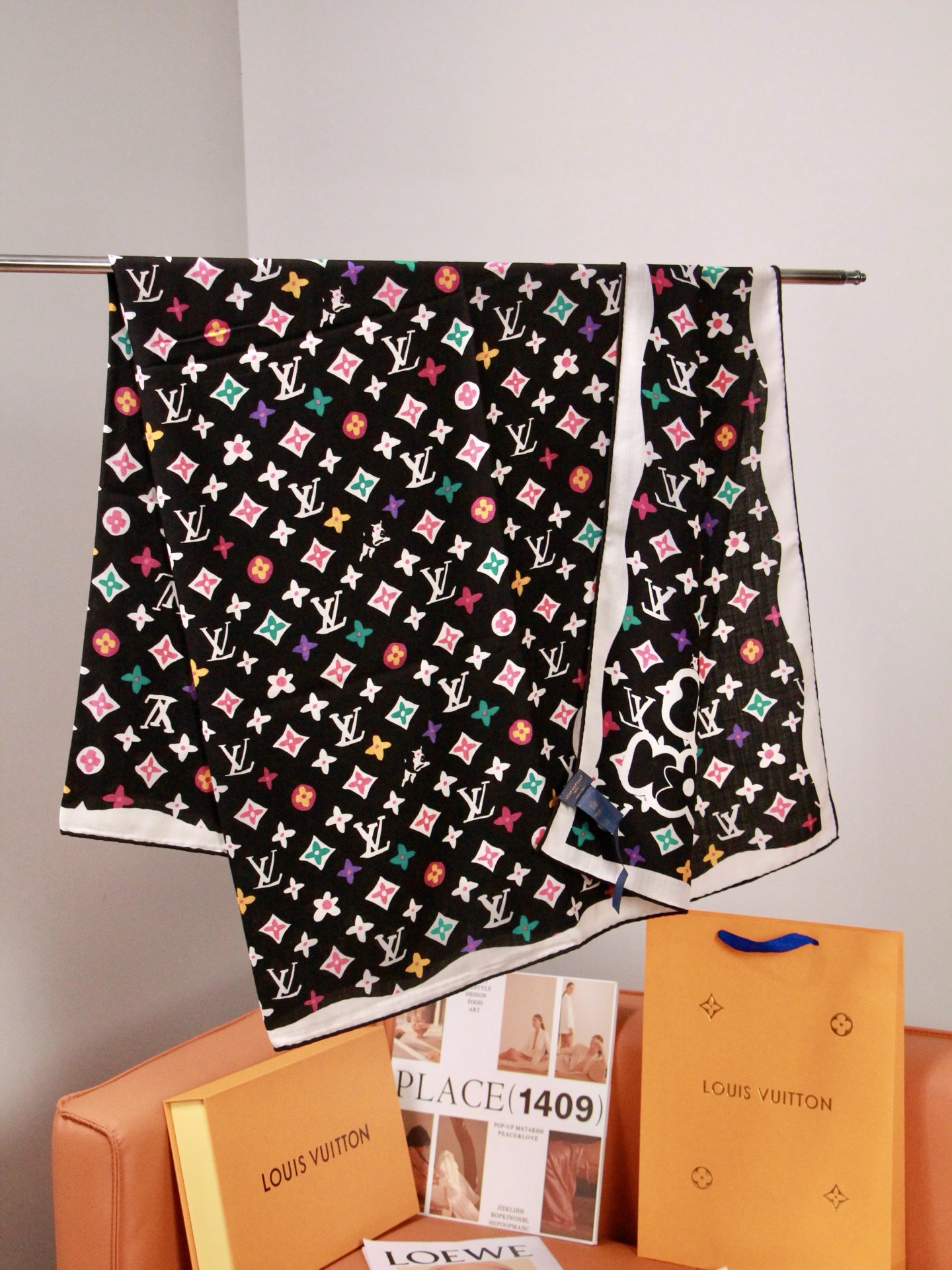 🆕 LV x TM 140披肩 【140顶级丝绒双面同色披肩】 本款L Multicolor披肩出自路易威登与知名日本 🆕 LV x TM 140披肩 【140顶级丝绒双面同色披肩】 本款L Multicolor披肩出自路易威登与知名日本
