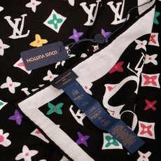 🆕 LV x TM 140披肩 【140顶级丝绒双面同色披肩】 本款L Multicolor披肩出自路易威登与知名日本 🆕 LV x TM 140披肩 【140顶级丝绒双面同色披肩】 本款L Multicolor披肩出自路易威登与知名日本