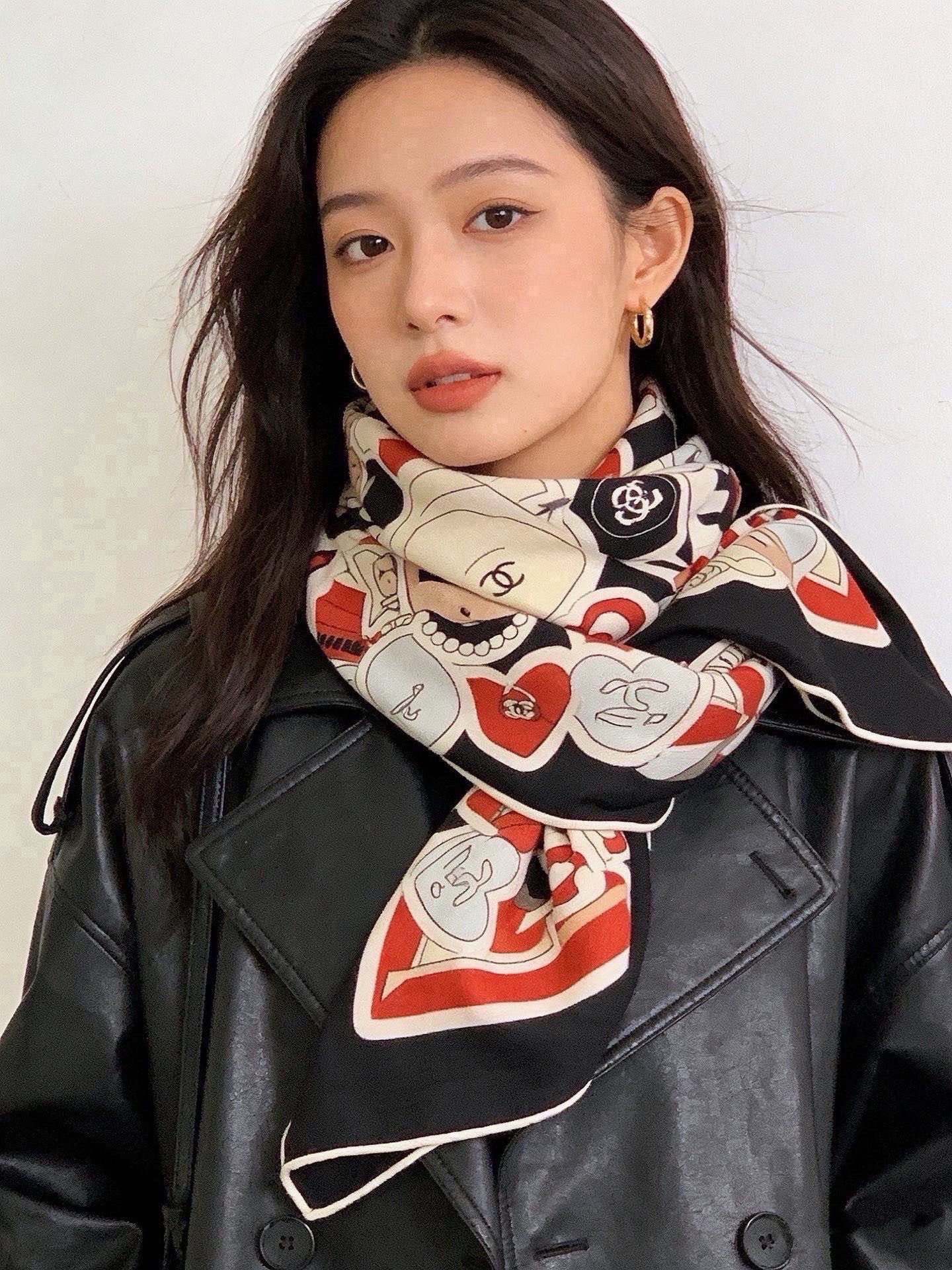 🆕   高级成衣系列～Chanel  【140双面同色丝绒披肩】 此系列谱写一曲自由轻灵的赞歌 本系列作品创新演绎品牌的