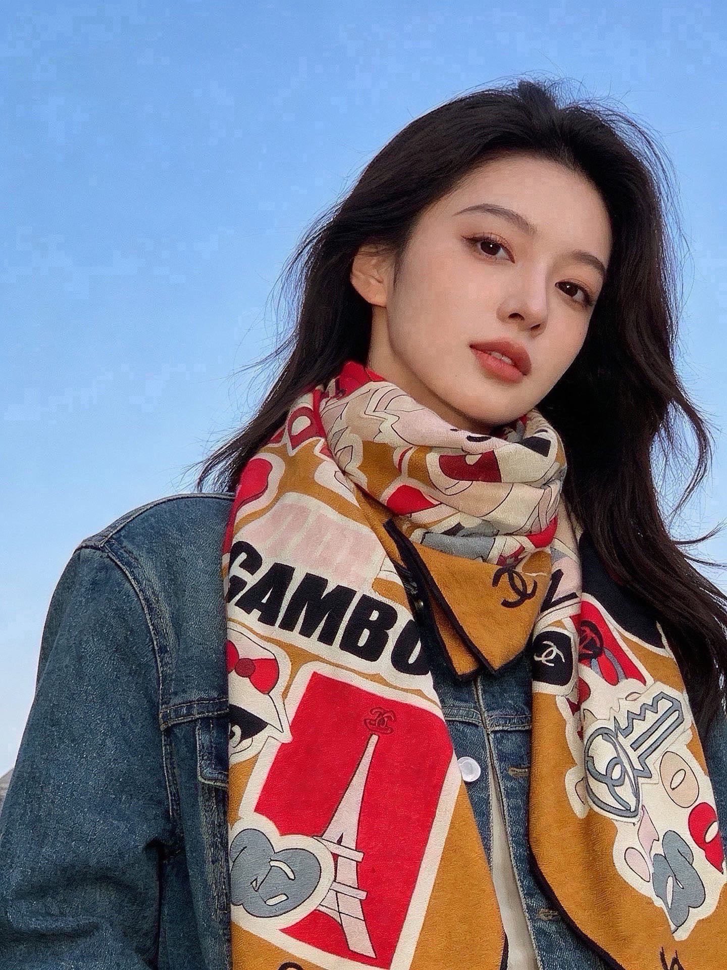 🆕 高级成衣系列~Chanel 【140双面同色丝绒披肩】 此系列谱写一曲自由轻灵的赞歌 本系列作品创新演绎品牌的 🆕 高级成衣系列~Chanel 【140双面同色丝绒披肩】 此系列谱写一曲自由轻灵的赞歌 本系列作品创新演绎品牌的