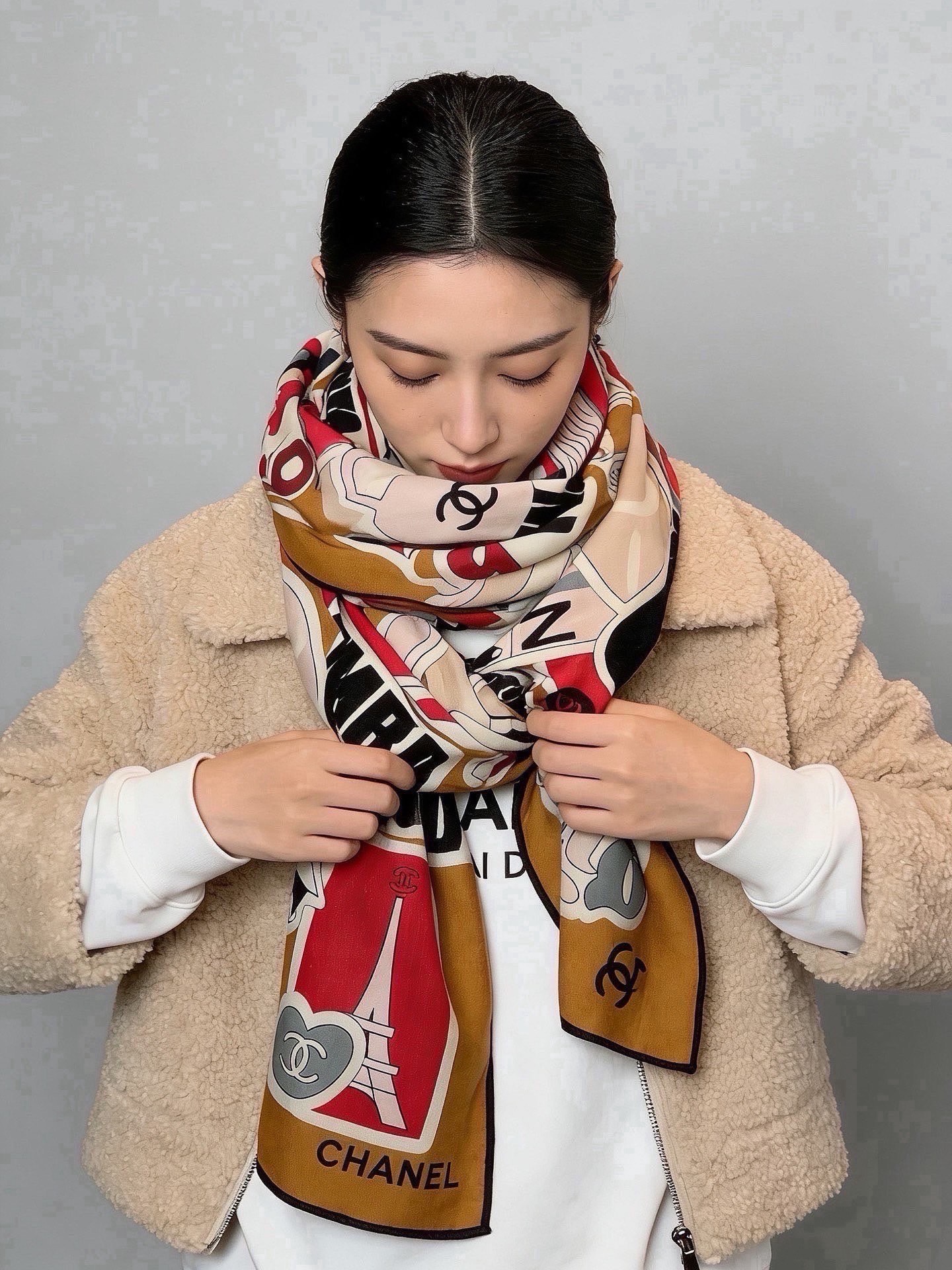 🆕   高级成衣系列～Chanel  【140双面同色丝绒披肩】 此系列谱写一曲自由轻灵的赞歌 本系列作品创新演绎品牌的