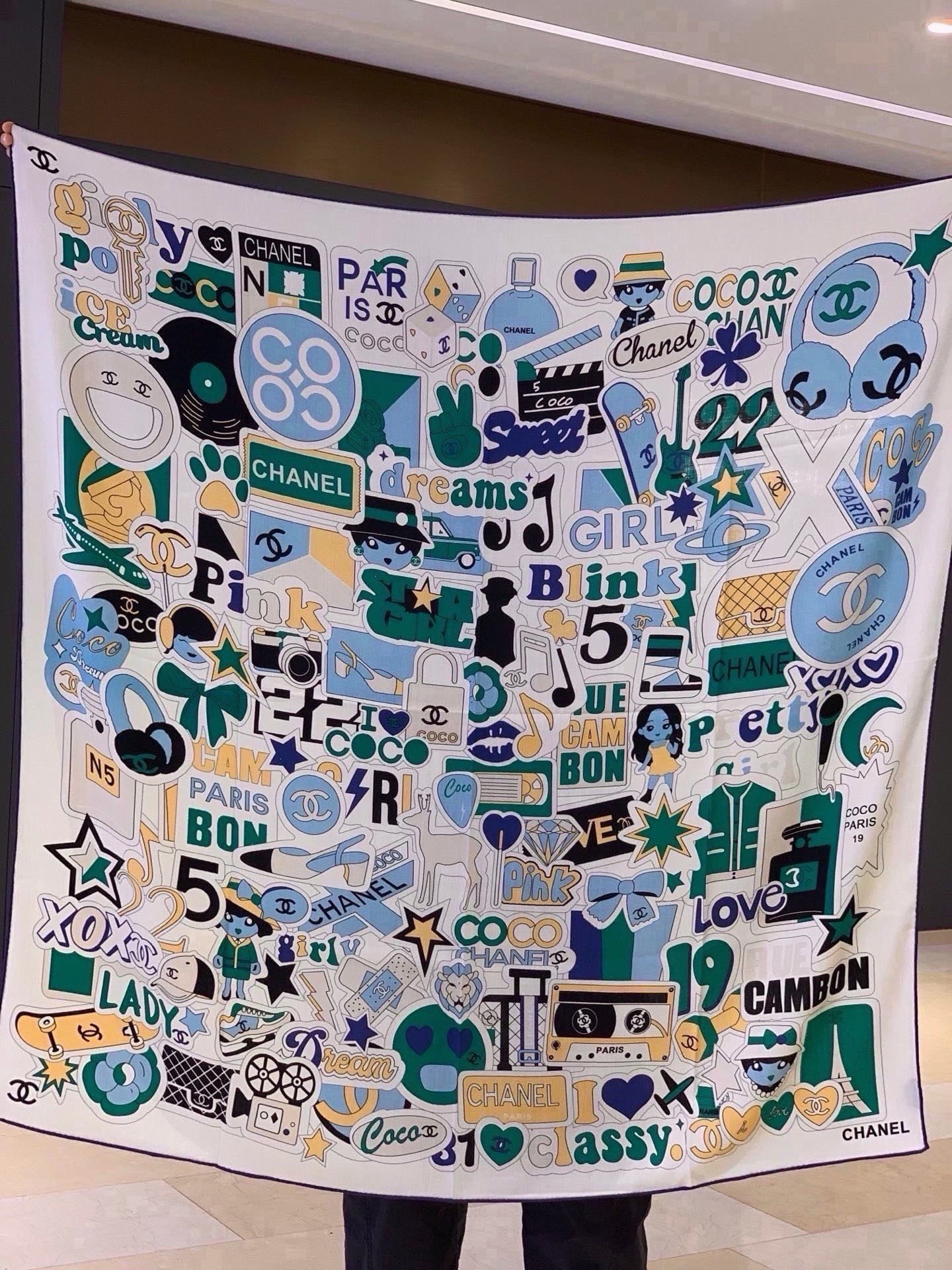 🆕 高级成衣系列~Chanel 【140双面同色丝绒披肩】 此系列谱写一曲自由轻灵的赞歌 本系列作品创新演绎品牌的 🆕 高级成衣系列~Chanel 【140双面同色丝绒披肩】 此系列谱写一曲自由轻灵的赞歌 本系列作品创新演绎品牌的